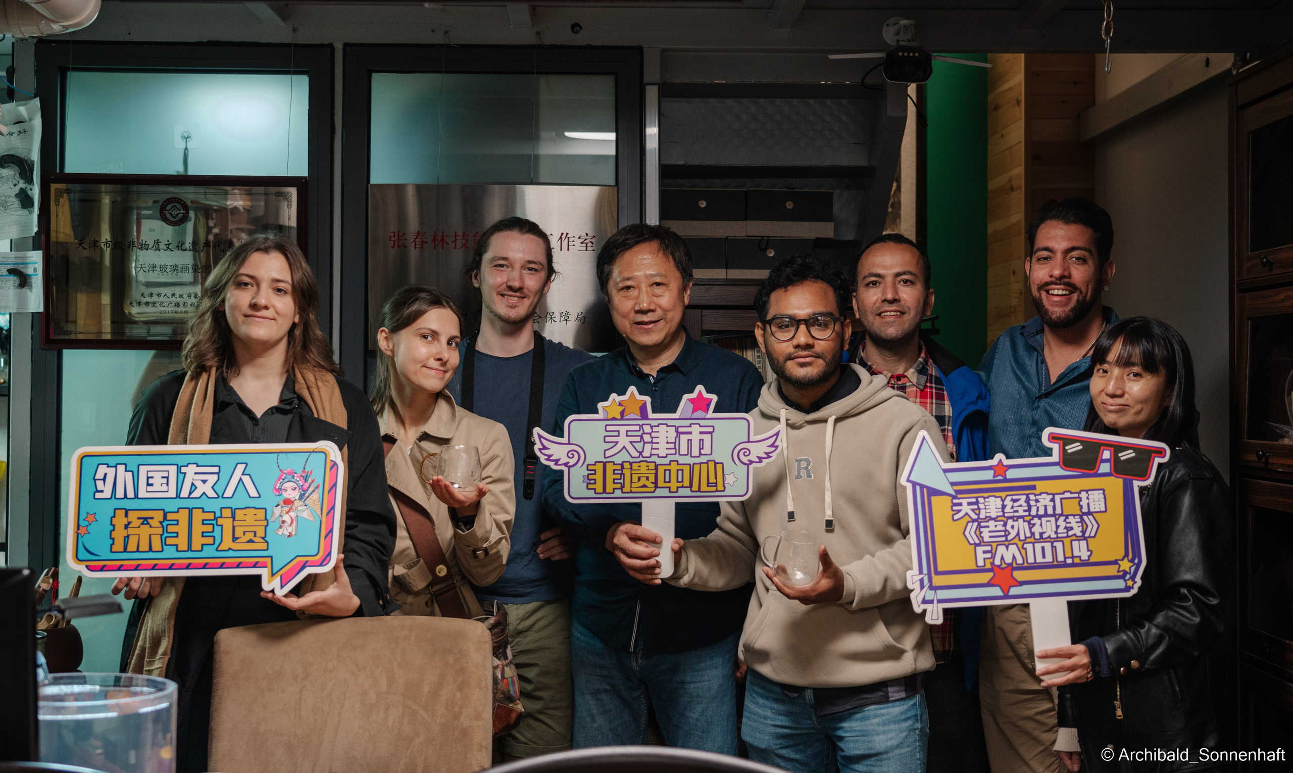 Master class on engraving on glass. Photographer in Guangzhou, China. Archibald Sonnenhaft