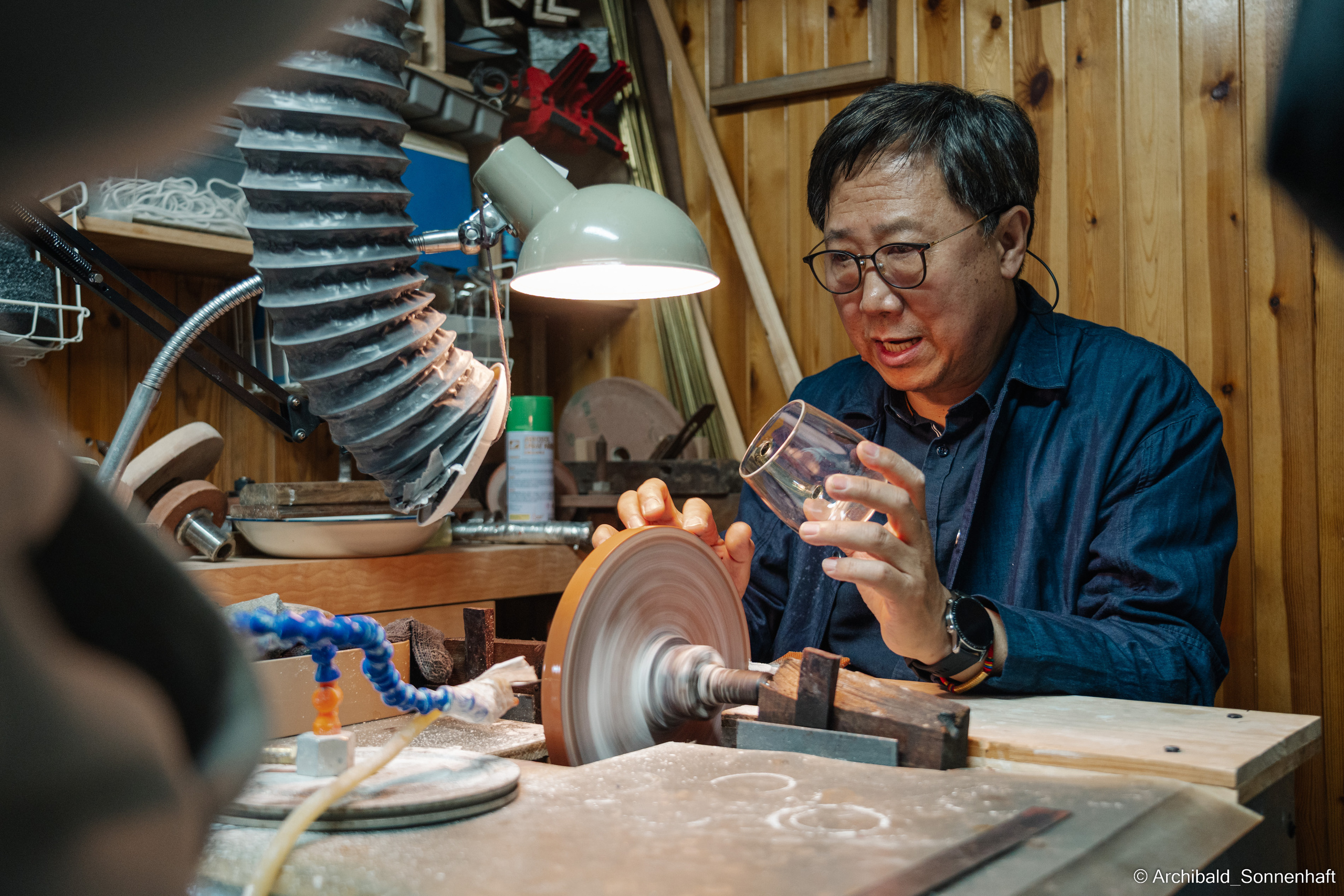 Master class on engraving on glass. Photographer in Guangzhou, China. Archibald Sonnenhaft