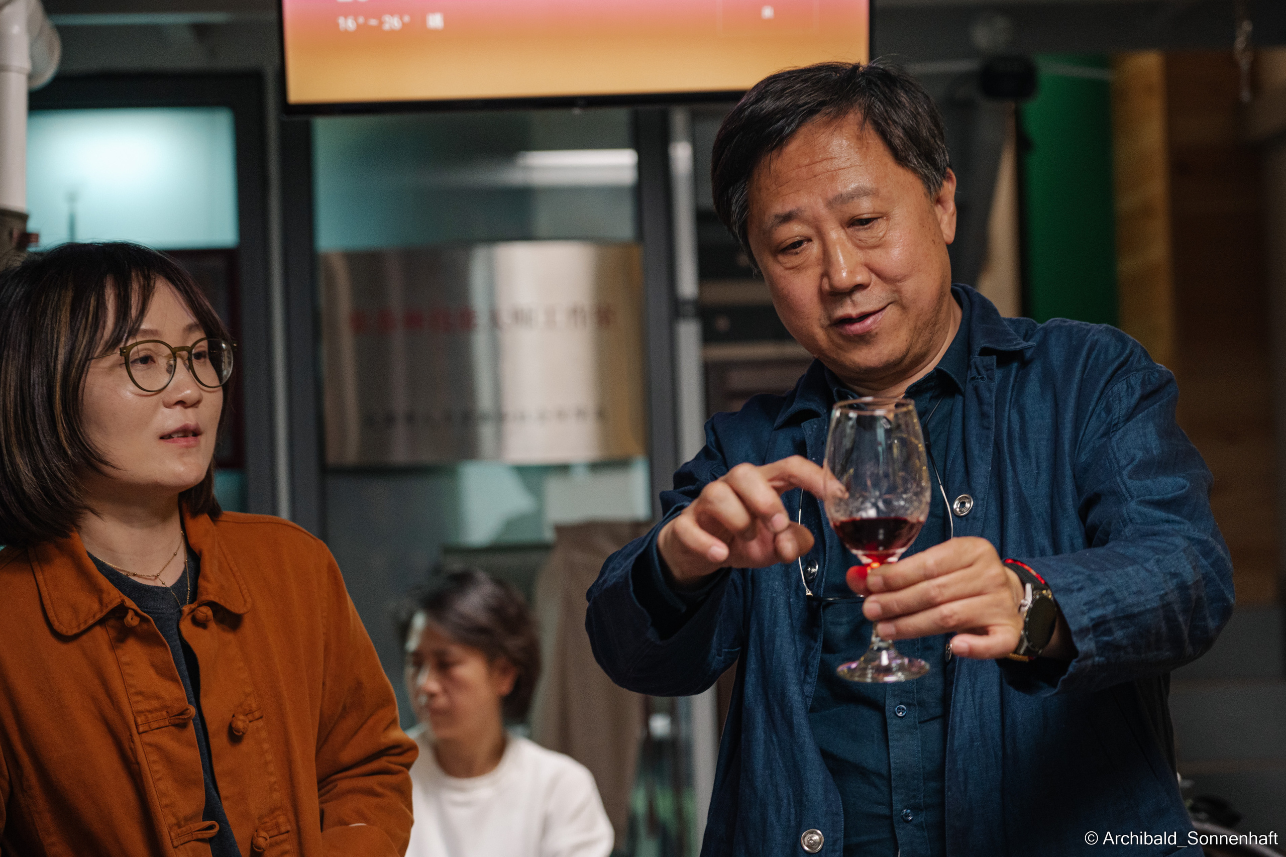 Master class on engraving on glass. Photographer in Guangzhou, China. Archibald Sonnenhaft