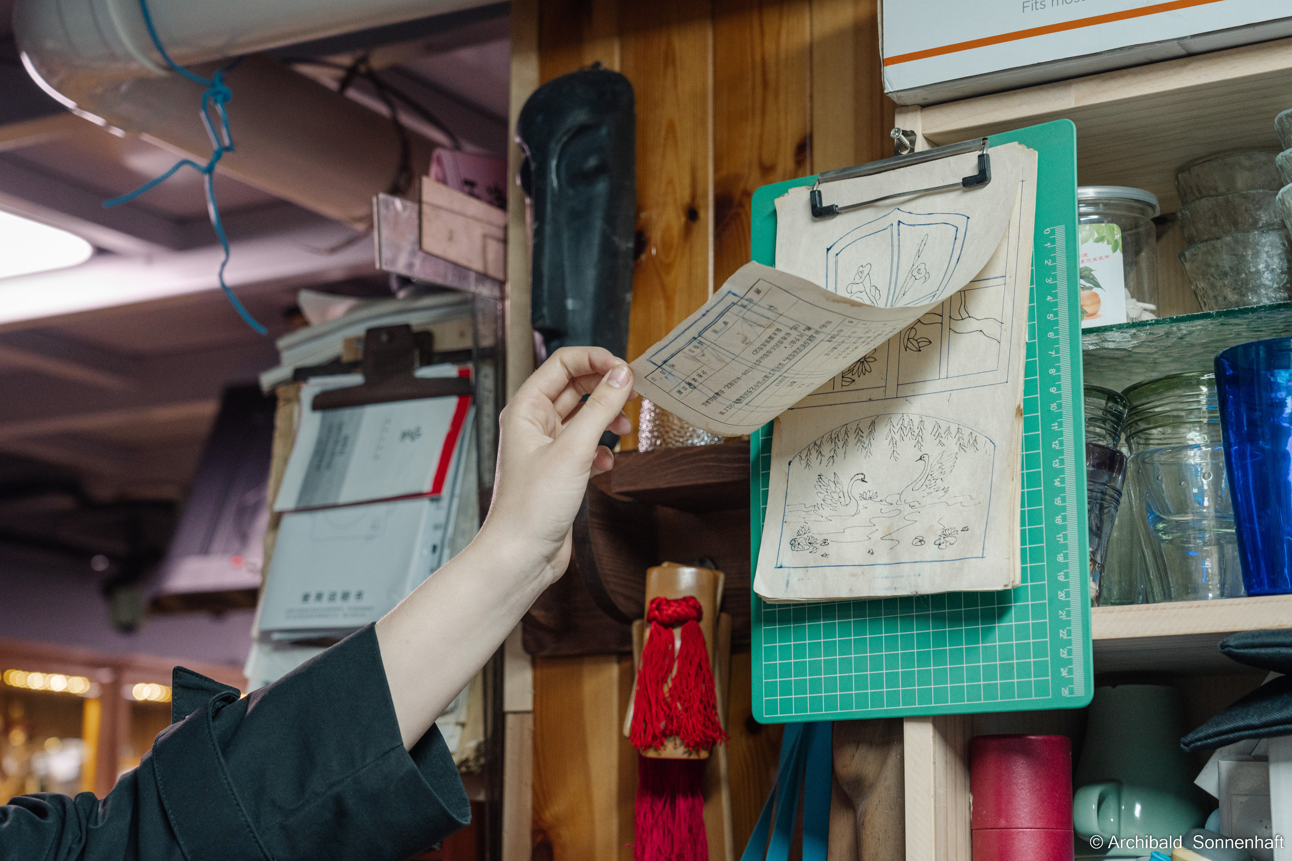 Master class on engraving on glass. Photographer in Guangzhou, China. Archibald Sonnenhaft