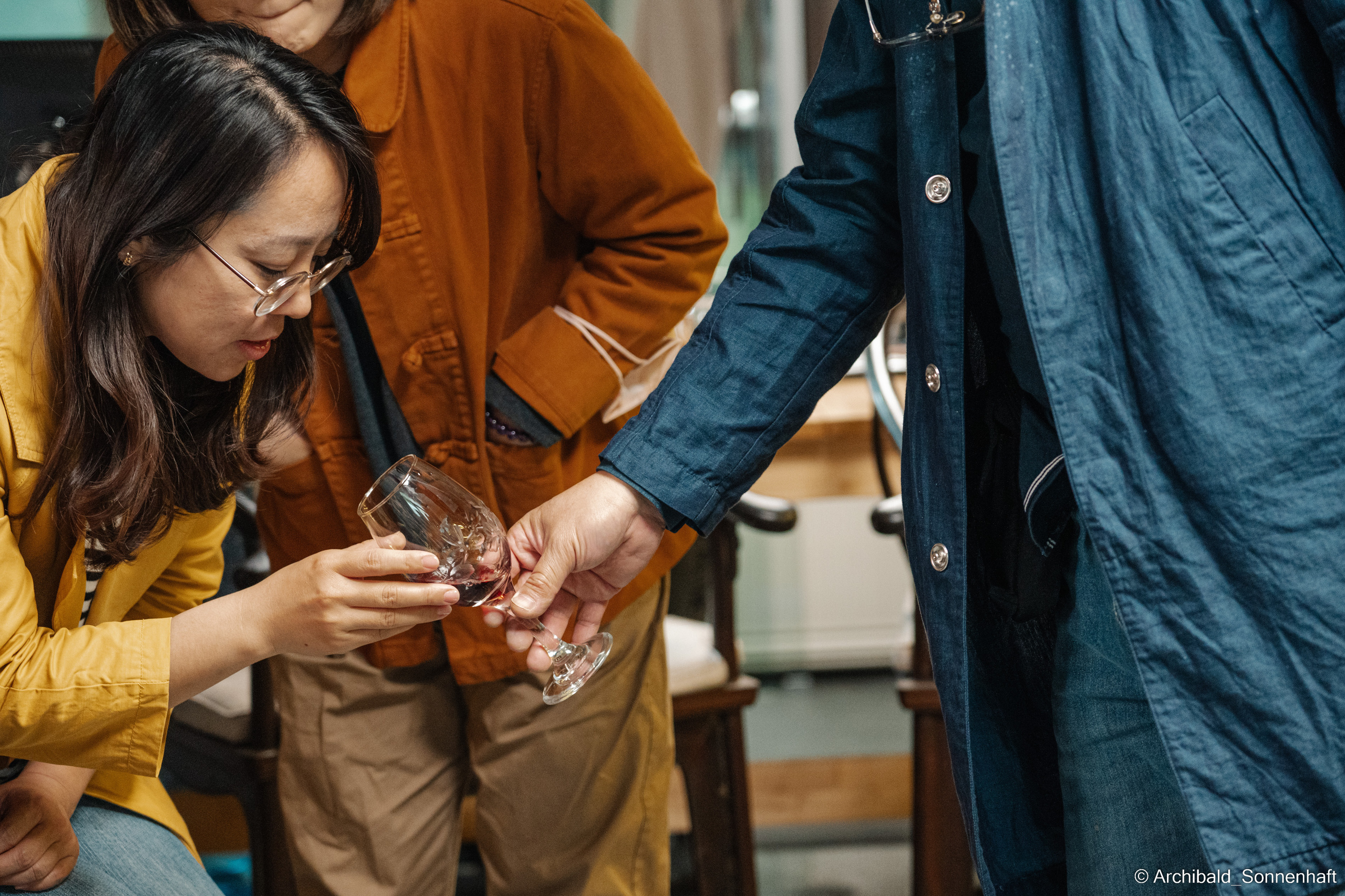 Master class on engraving on glass. Photographer in Guangzhou, China. Archibald Sonnenhaft