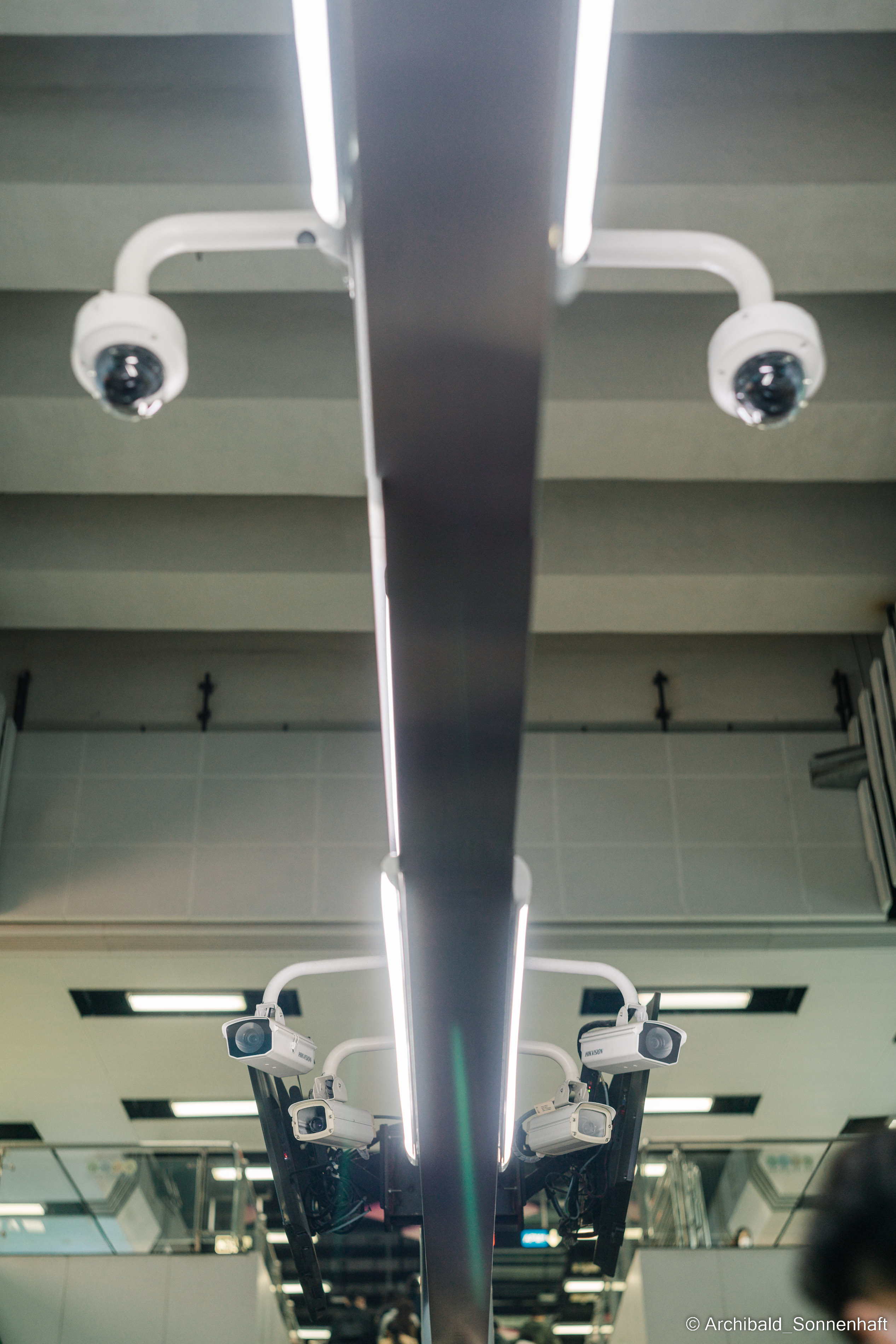 Watching cameras. Photographer in Guangzhou, China. Archibald Sonnenhaft