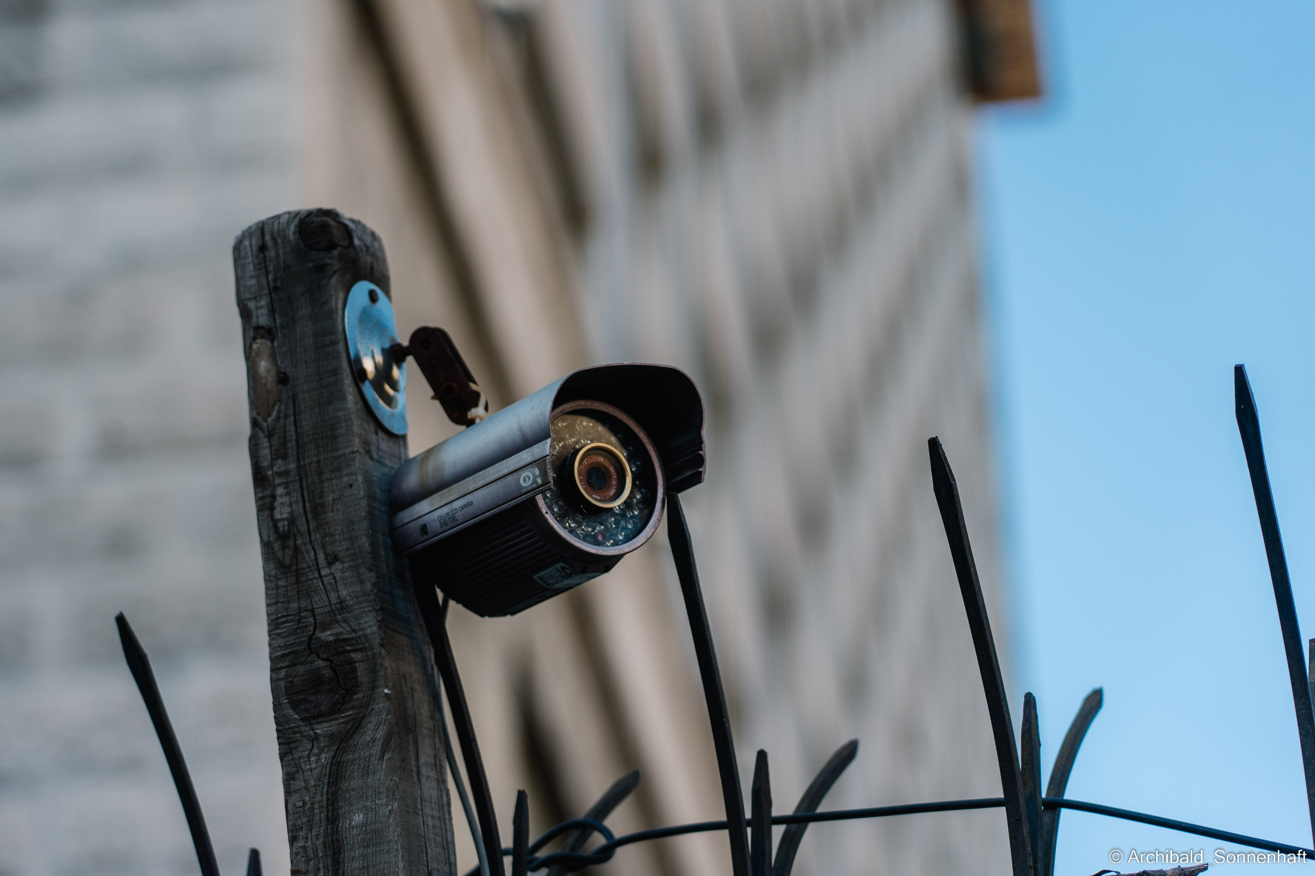Watching cameras. Photographer in Guangzhou, China. Archibald Sonnenhaft