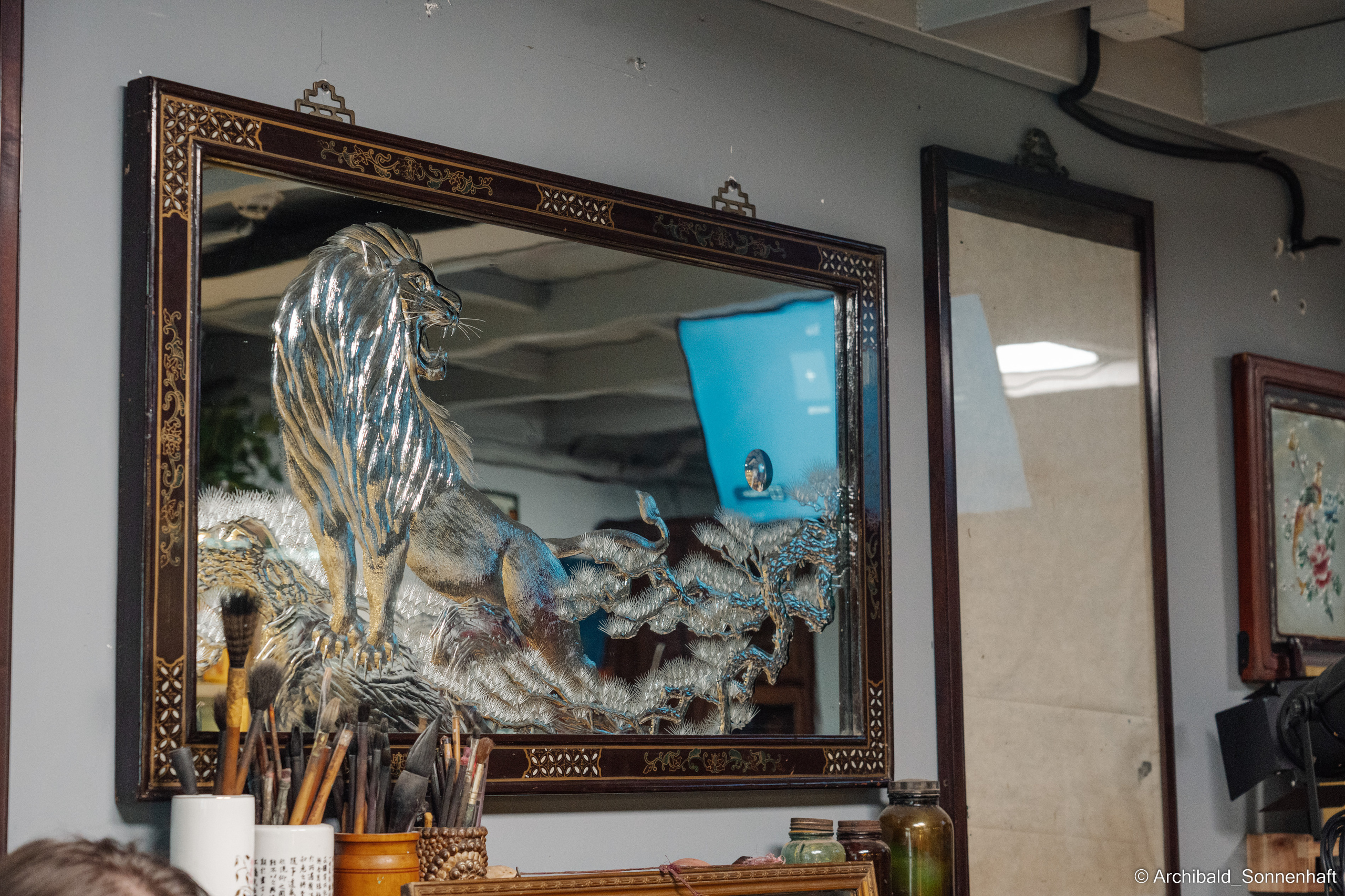 Master class on engraving on glass. Photographer in Guangzhou, China. Archibald Sonnenhaft