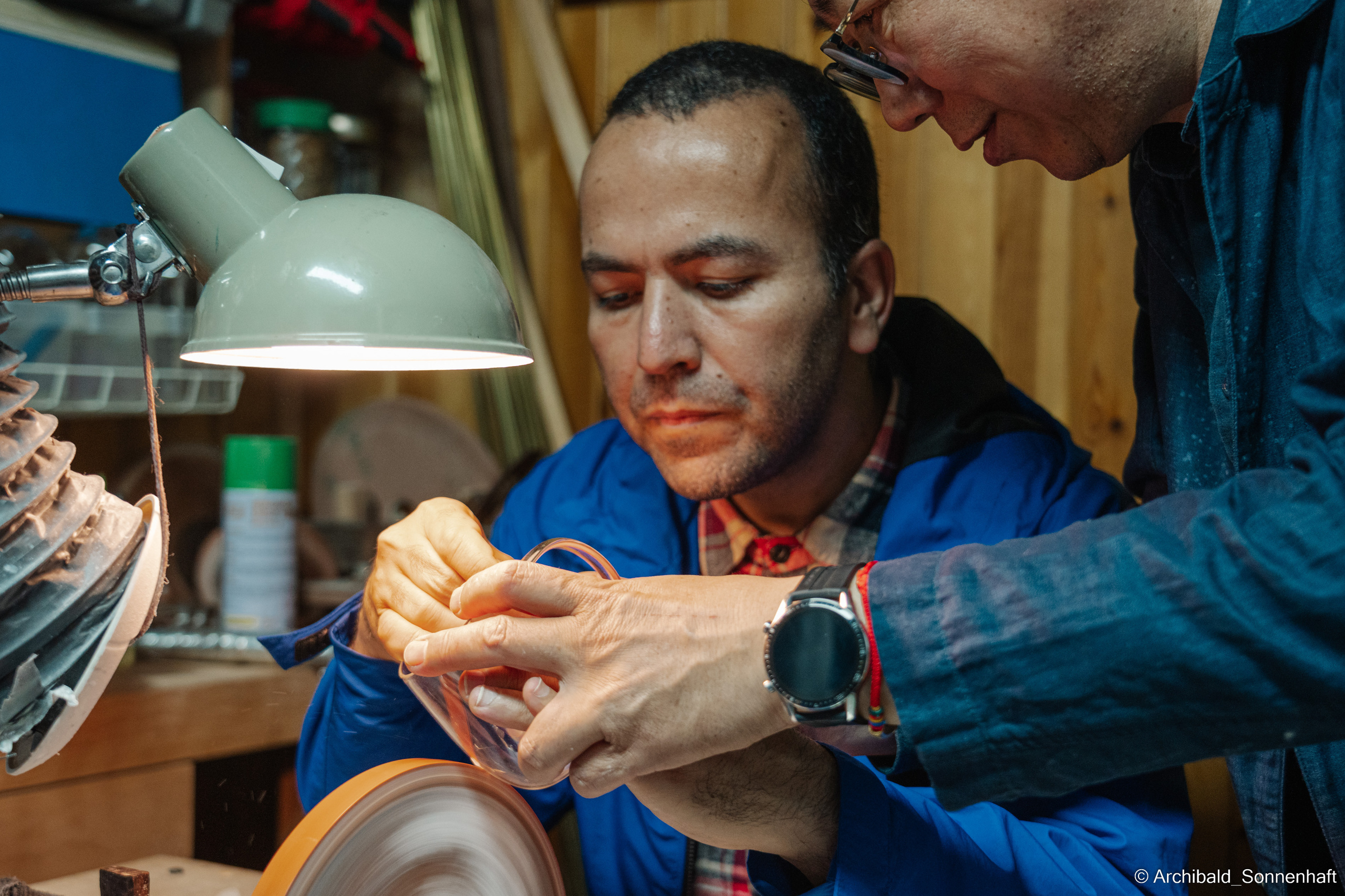 Master class on engraving on glass. Photographer in Guangzhou, China. Archibald Sonnenhaft