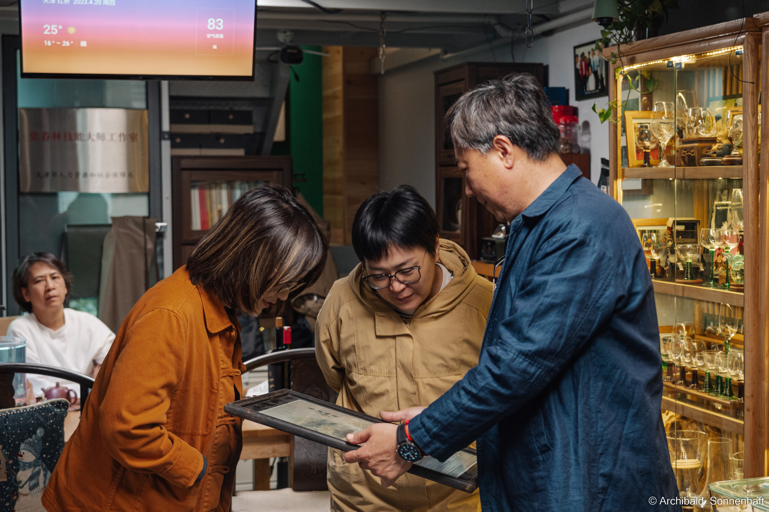 Master class on engraving on glass. Photographer in Guangzhou, China. Archibald Sonnenhaft
