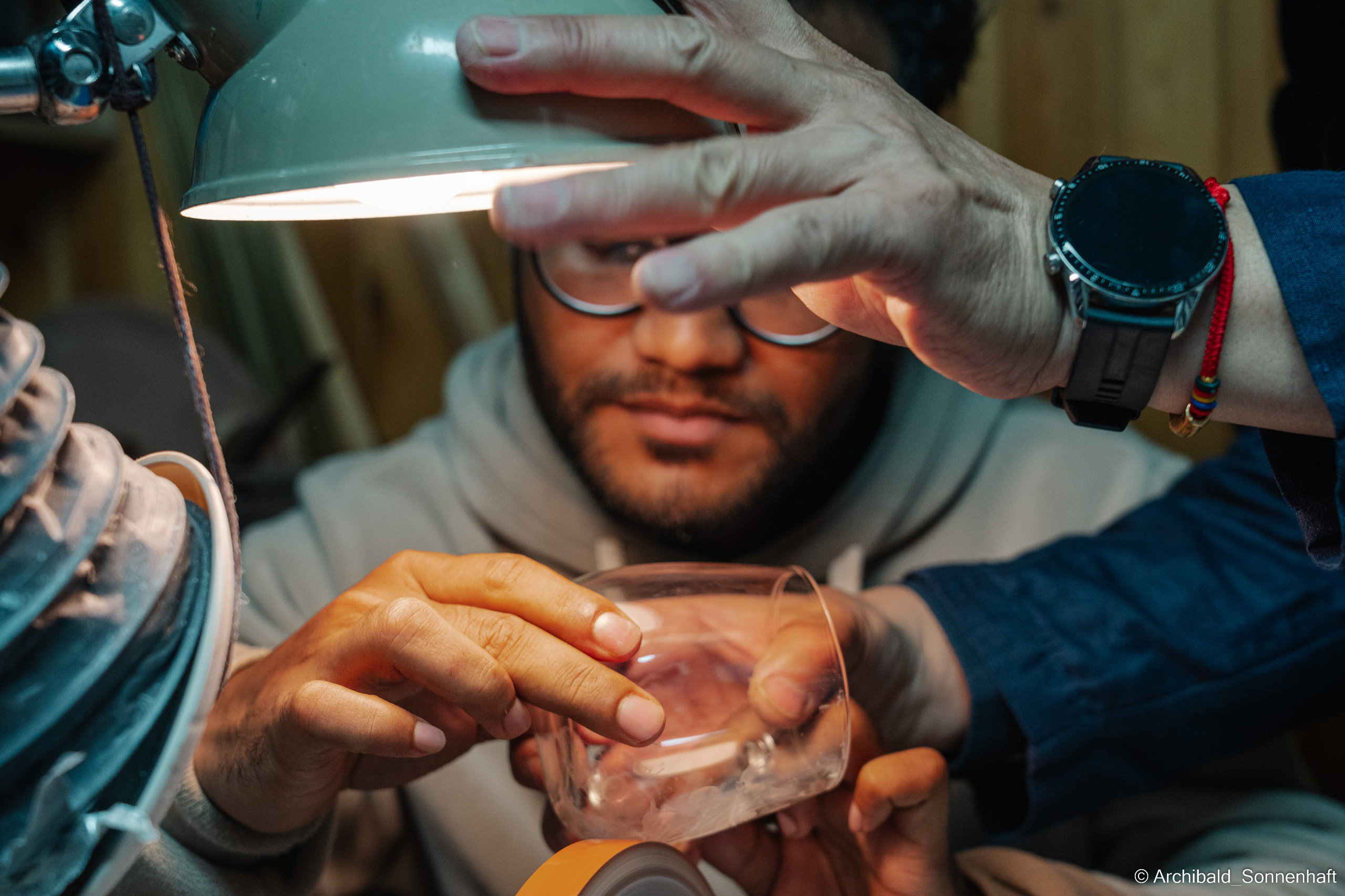 Master class on engraving on glass. Photographer in Guangzhou, China. Archibald Sonnenhaft