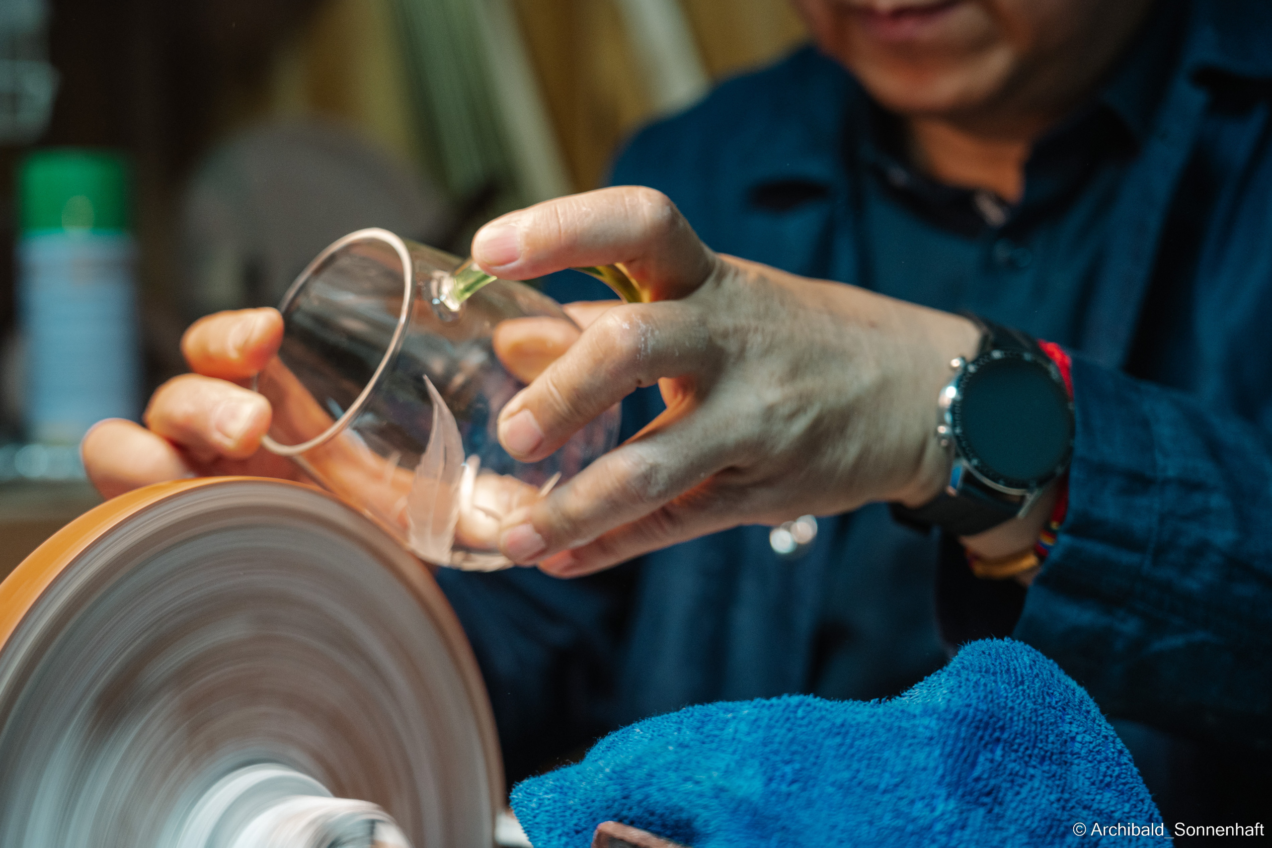Master class on engraving on glass. Photographer in Guangzhou, China. Archibald Sonnenhaft