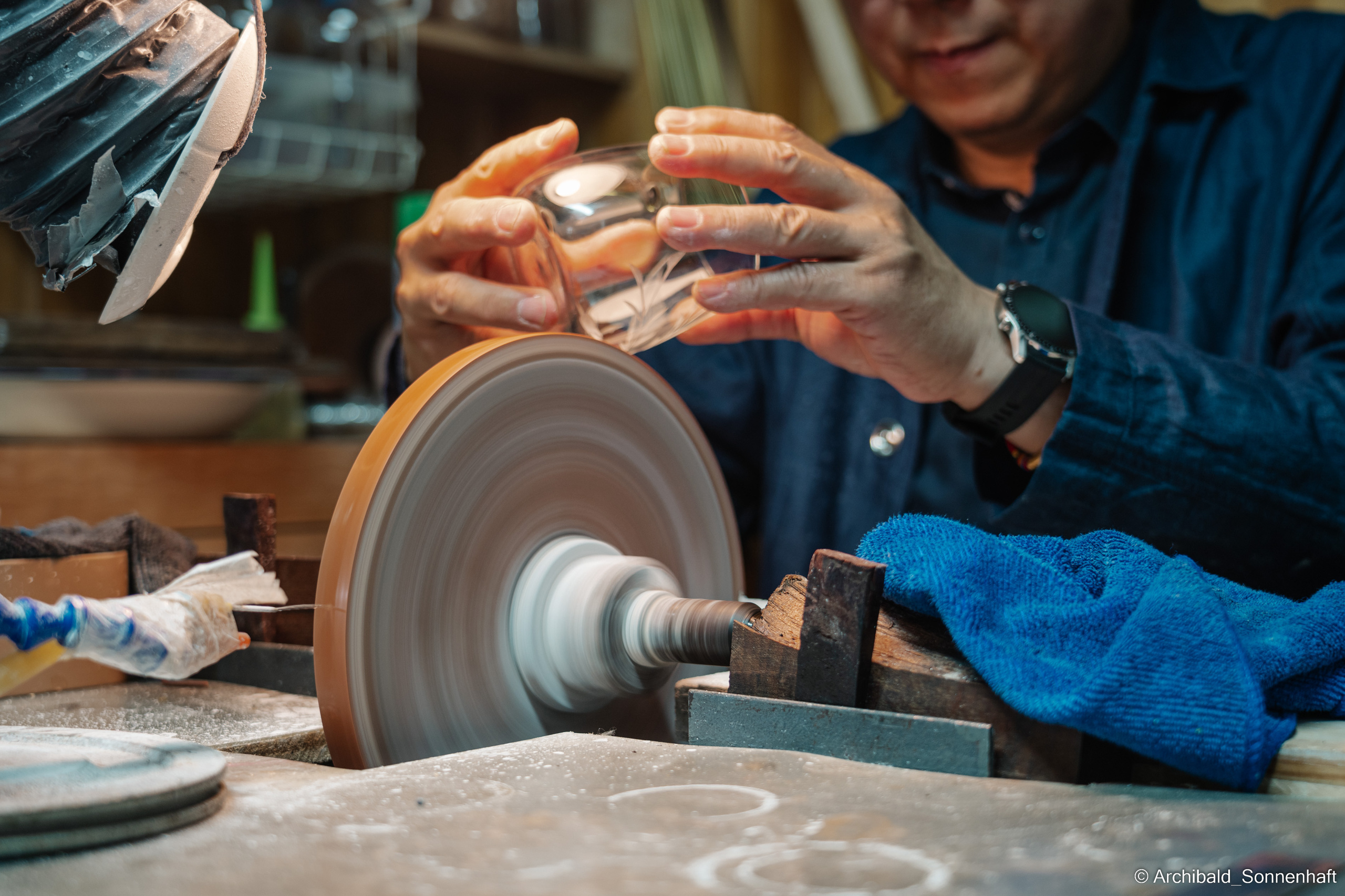 Master class on engraving on glass. Photographer in Guangzhou, China. Archibald Sonnenhaft