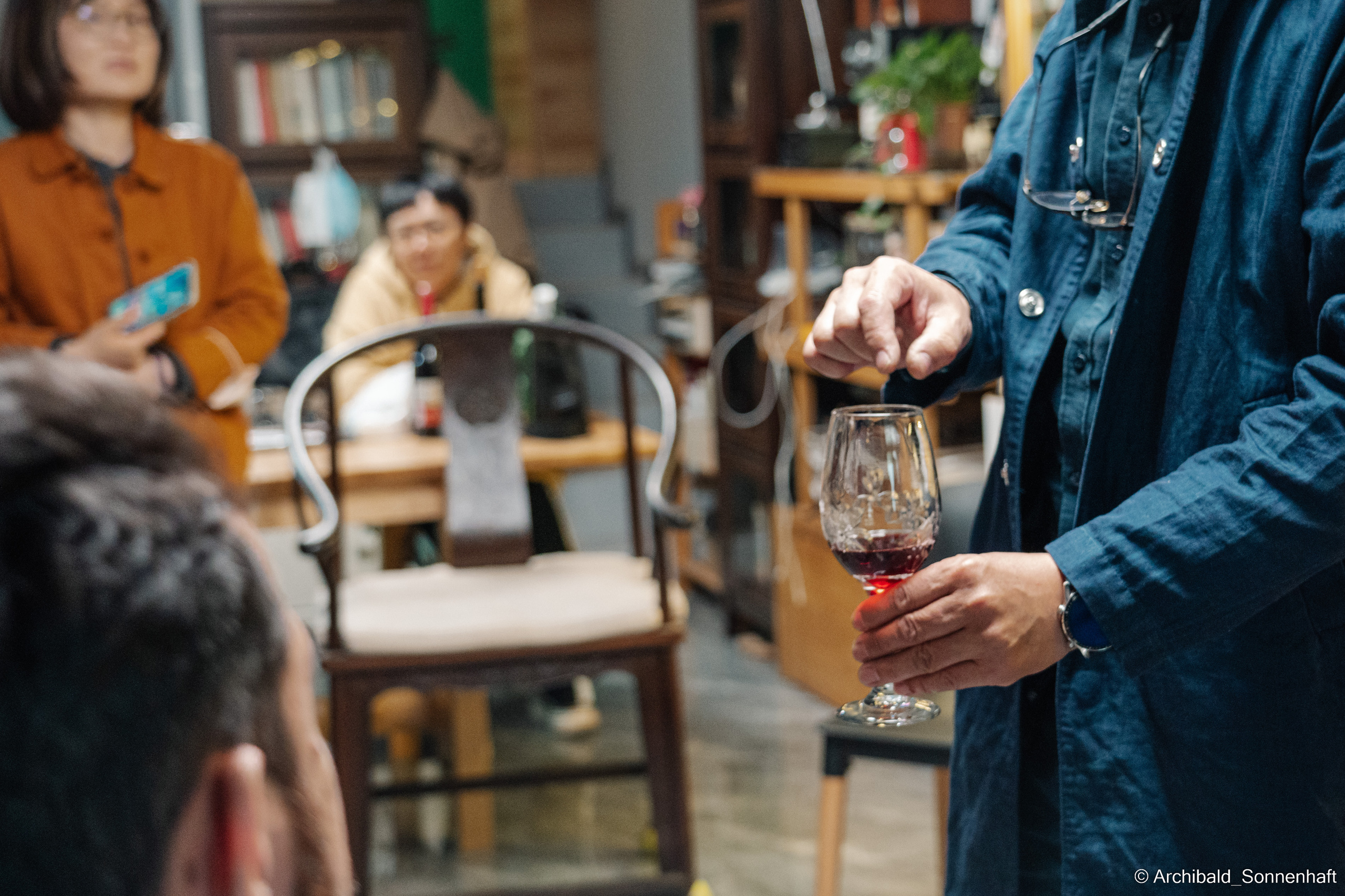 Master class on engraving on glass. Photographer in Guangzhou, China. Archibald Sonnenhaft