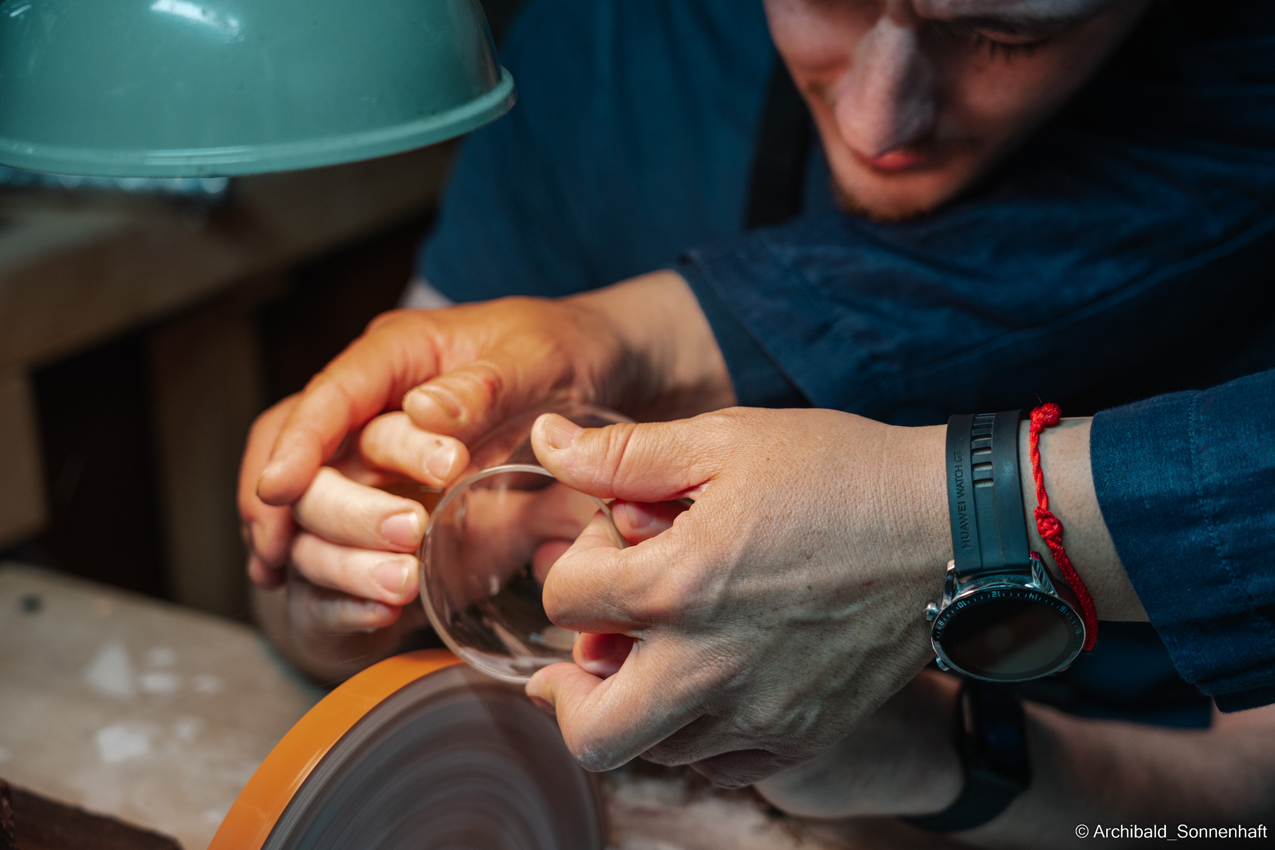 Master class on engraving on glass. Photographer in Guangzhou, China. Archibald Sonnenhaft