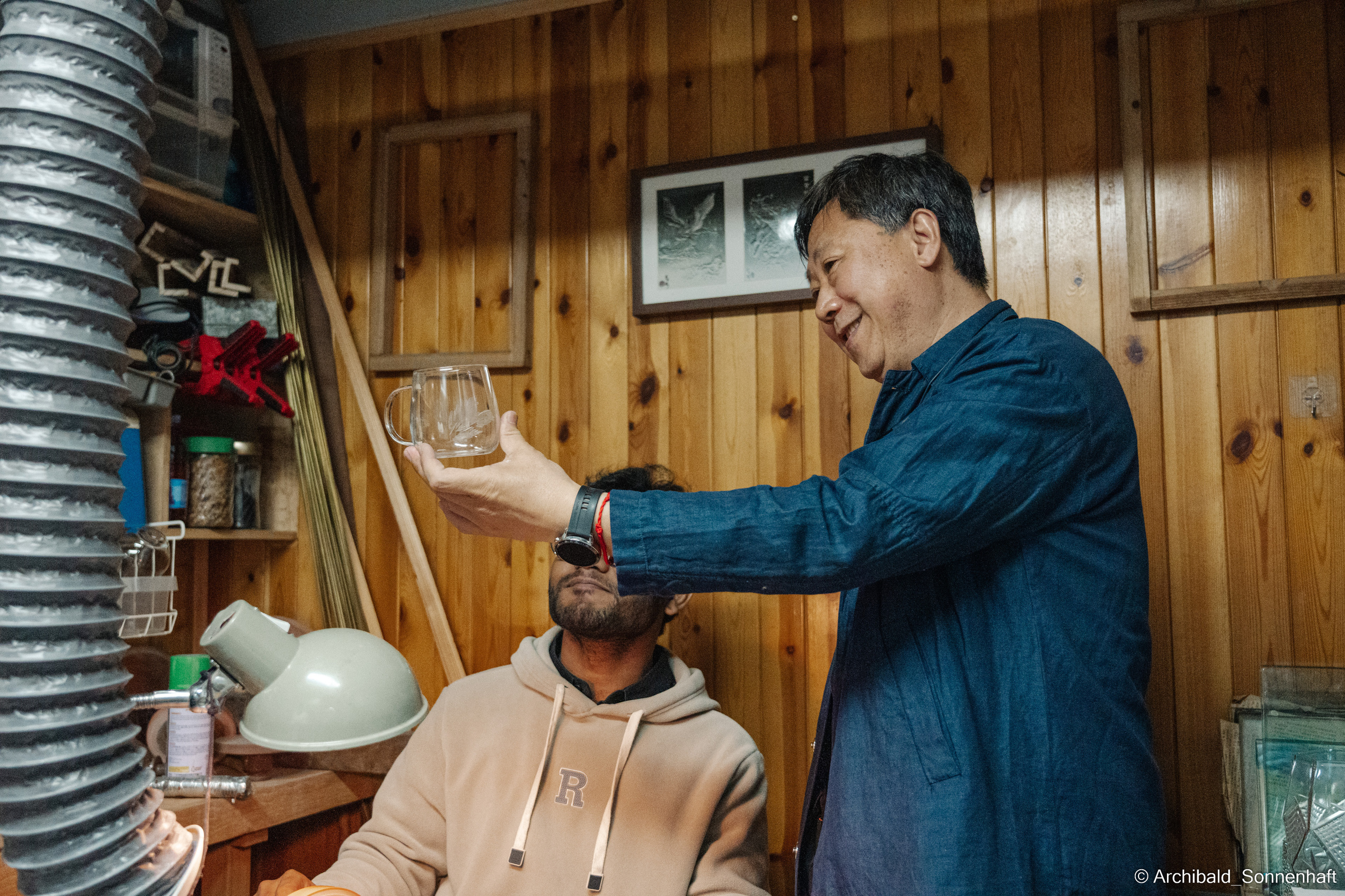 Master class on engraving on glass. Photographer in Guangzhou, China. Archibald Sonnenhaft