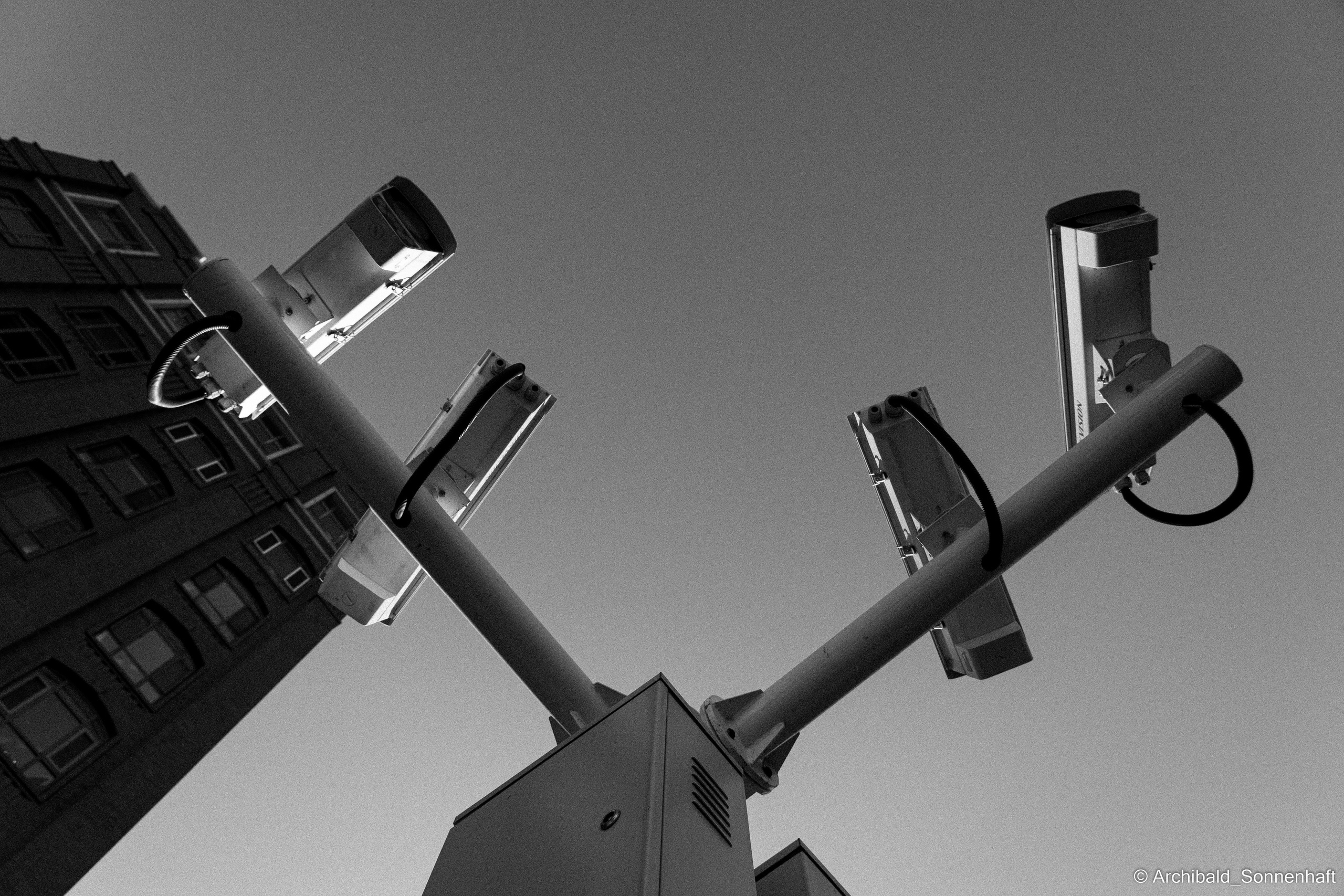 Watching cameras. Photographer in Guangzhou, China. Archibald Sonnenhaft