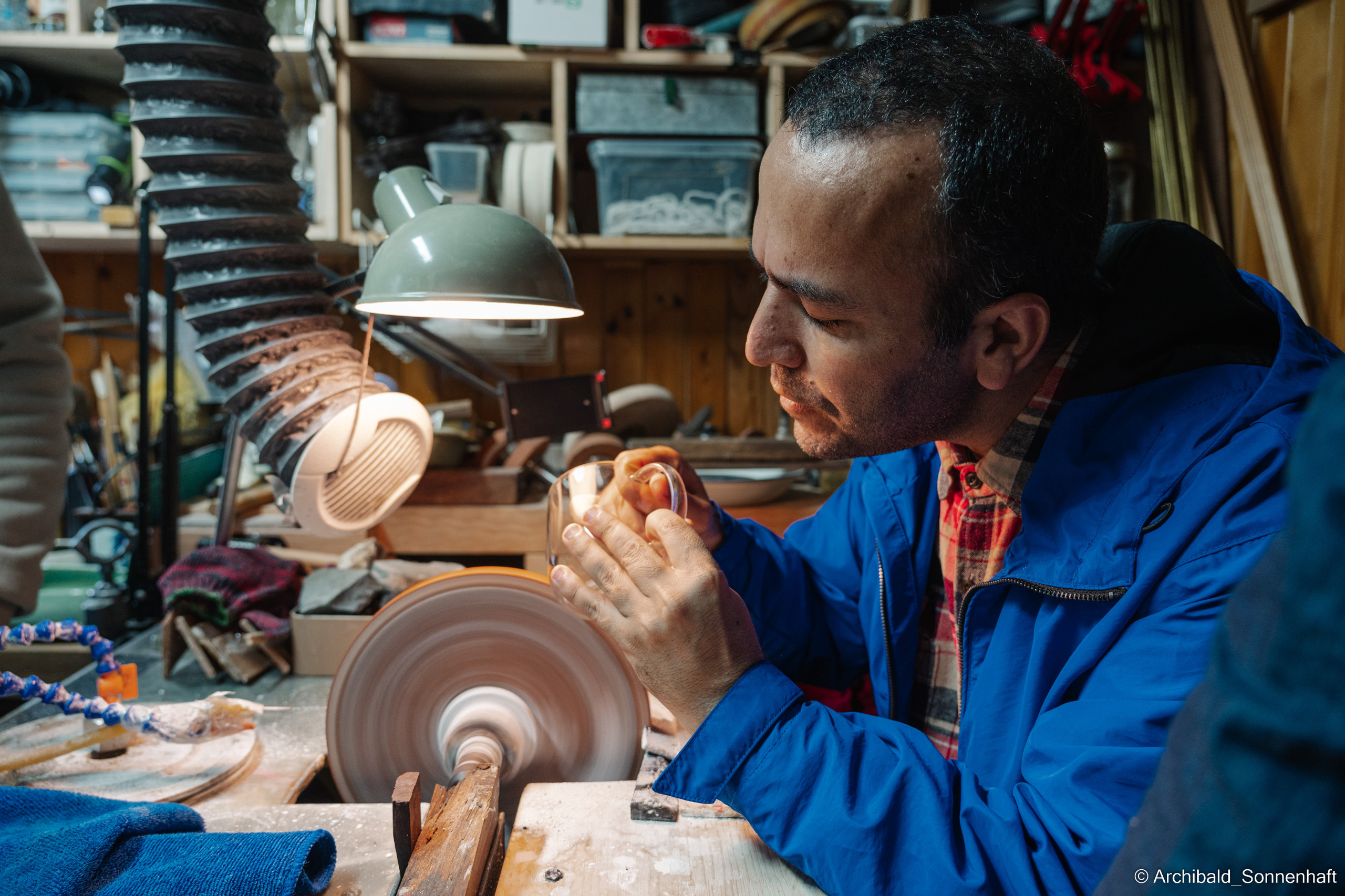 Master class on engraving on glass. Photographer in Guangzhou, China. Archibald Sonnenhaft