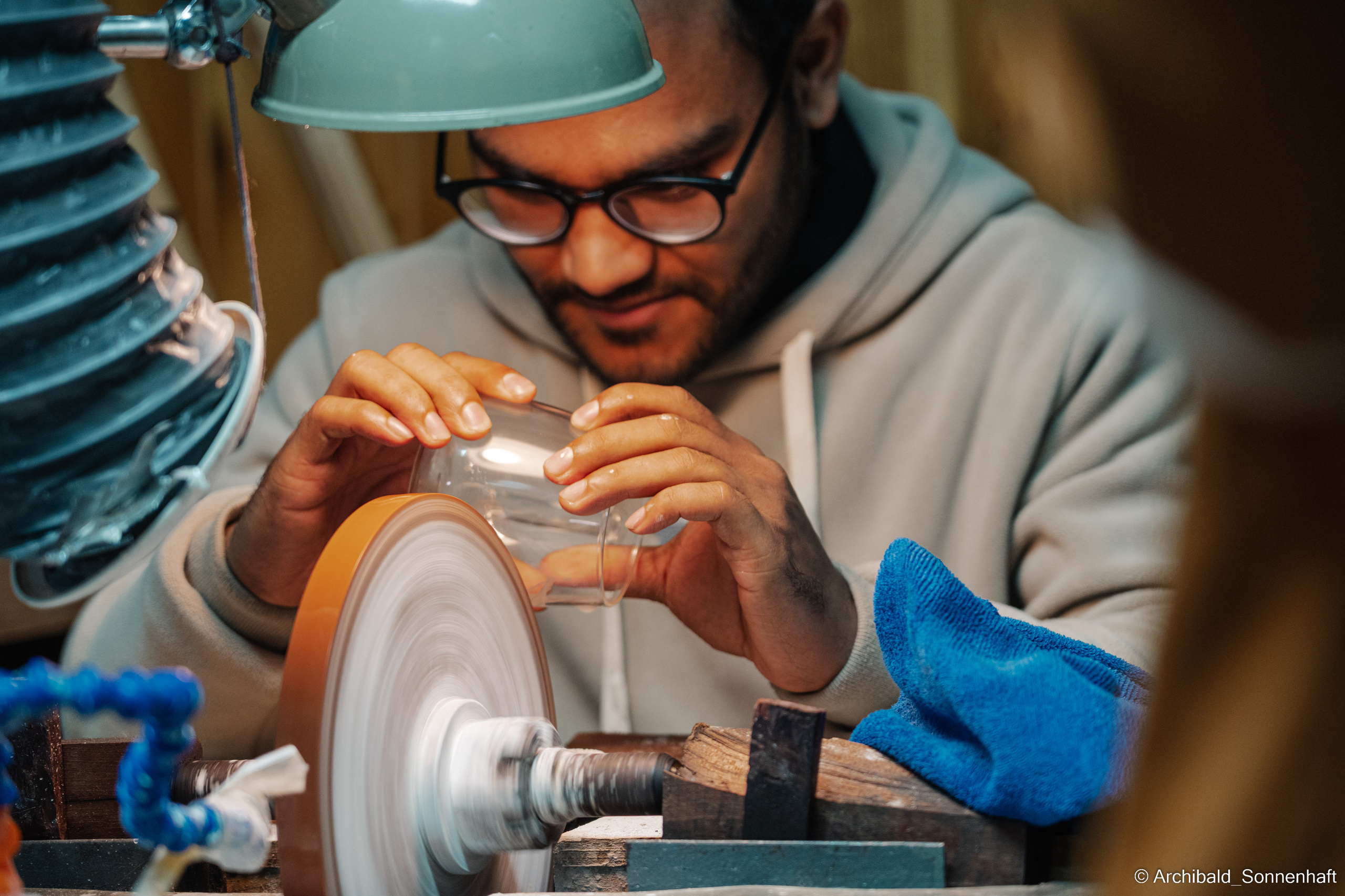 Master class on engraving on glass. Photographer in Guangzhou, China. Archibald Sonnenhaft