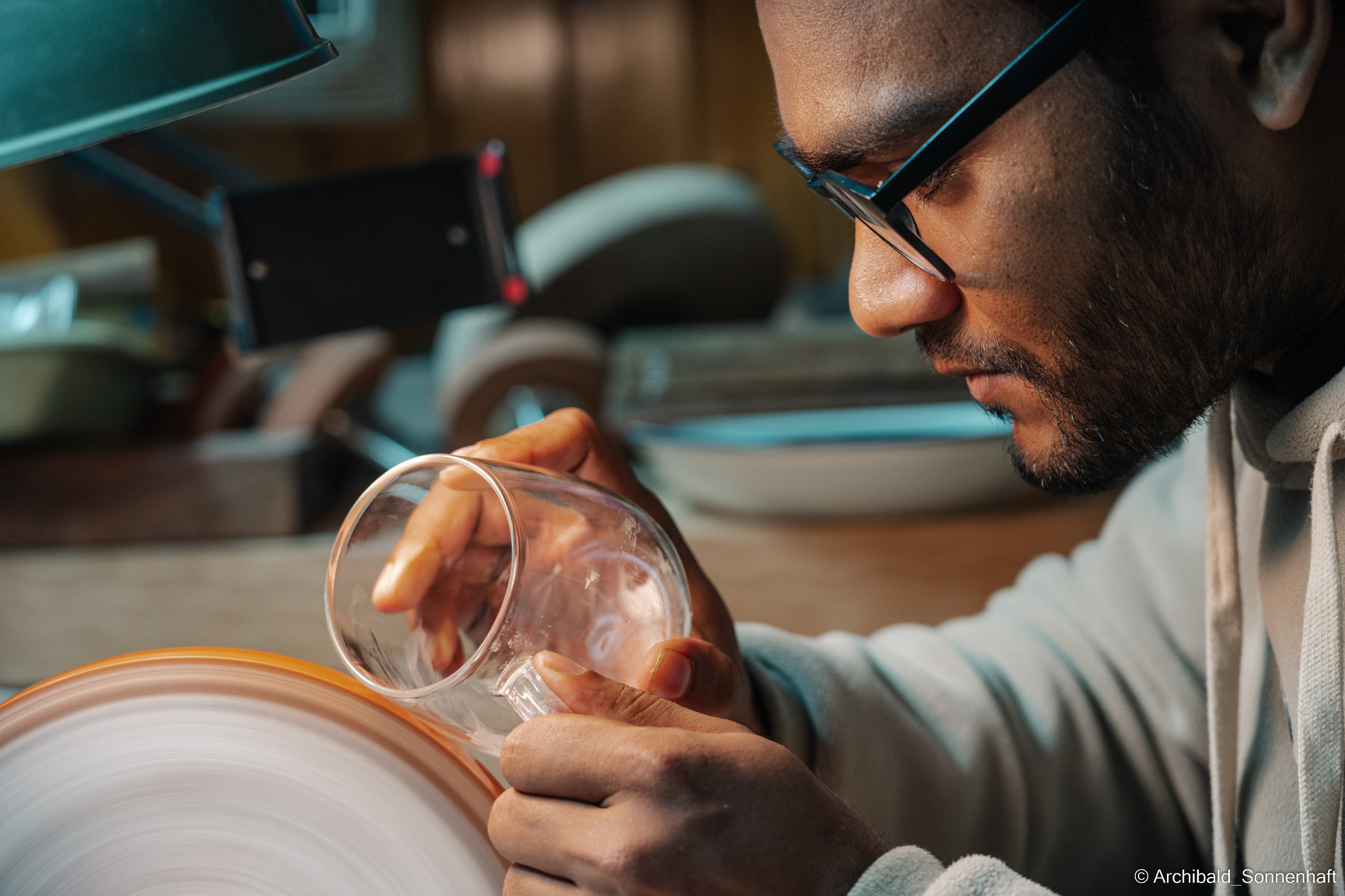 Master class on engraving on glass. Photographer in Guangzhou, China. Archibald Sonnenhaft