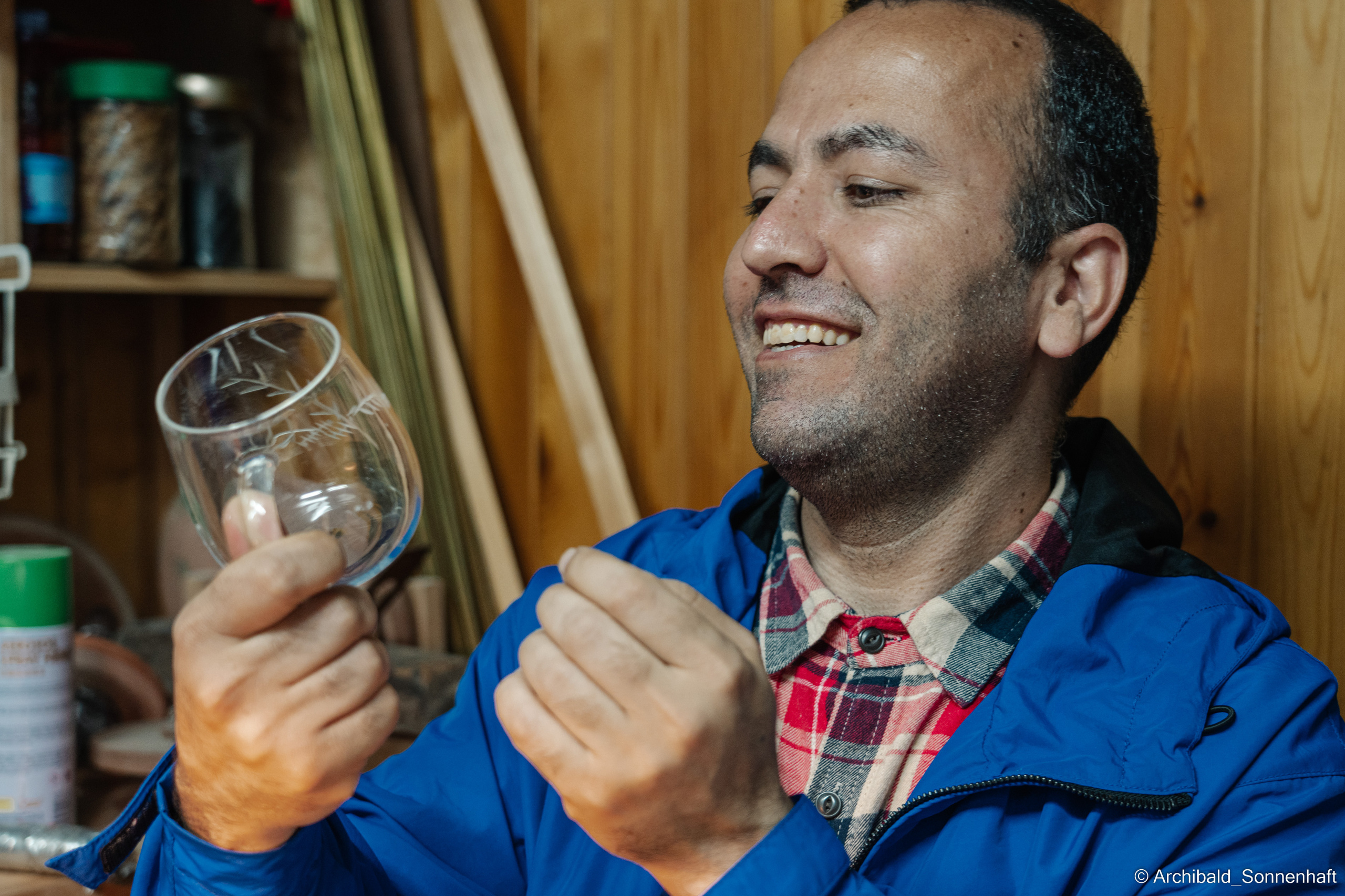 Master class on engraving on glass. Photographer in Guangzhou, China. Archibald Sonnenhaft