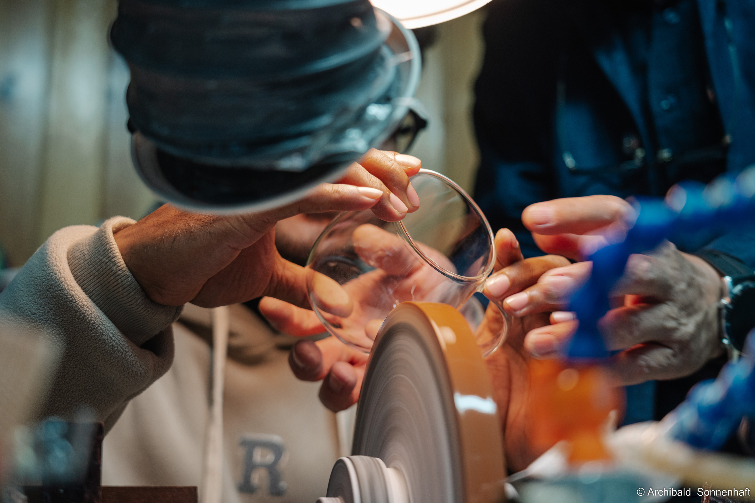 Master class on engraving on glass. Photographer in Guangzhou, China. Archibald Sonnenhaft