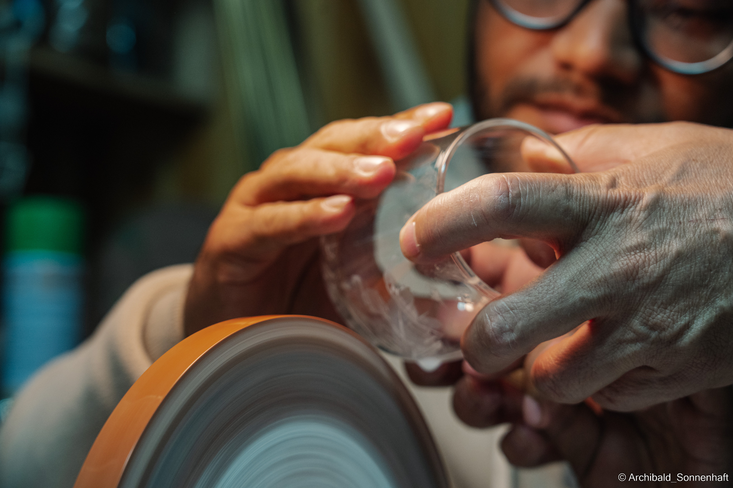 Master class on engraving on glass. Photographer in Guangzhou, China. Archibald Sonnenhaft
