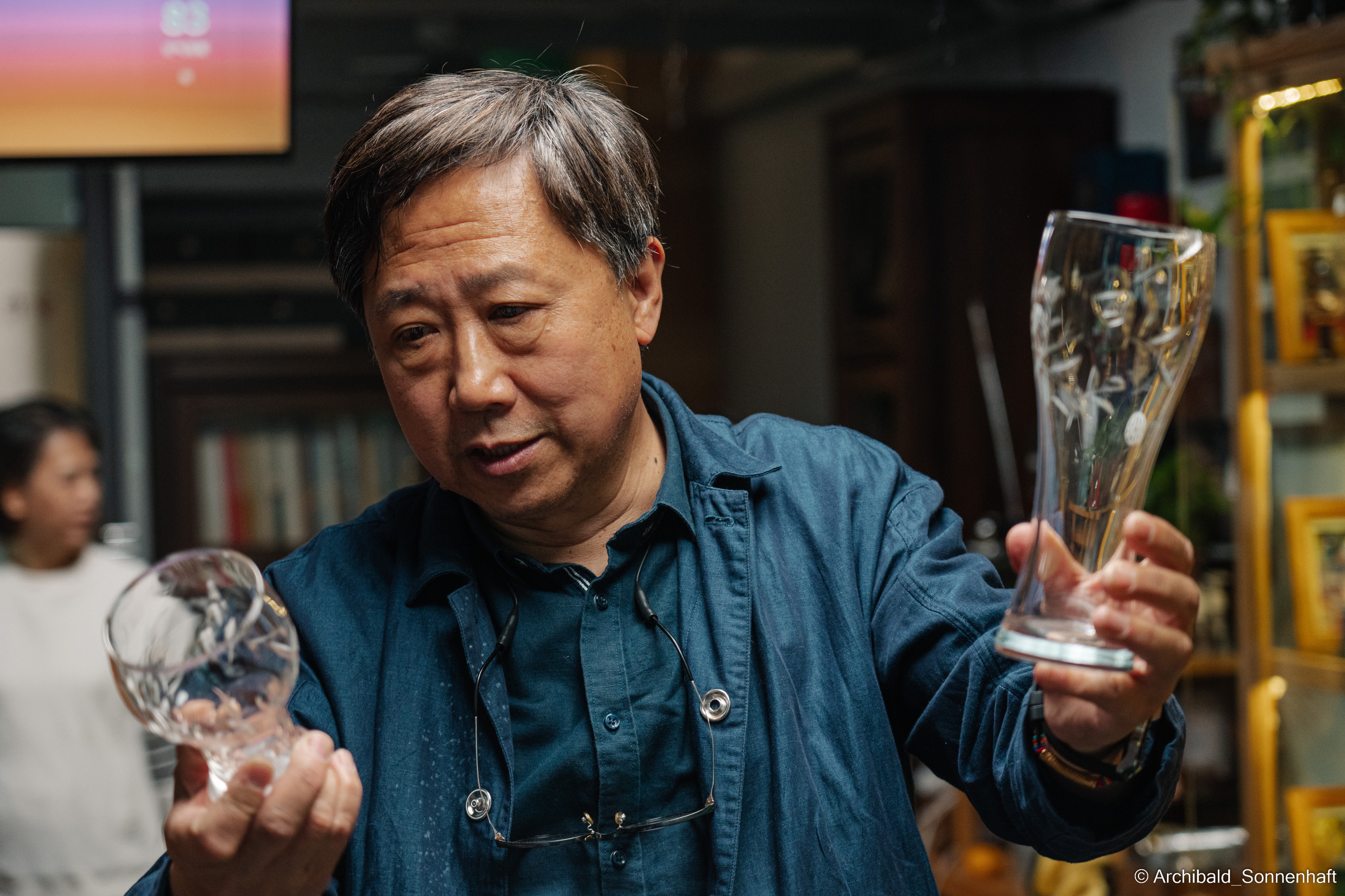 Master class on engraving on glass. Photographer in Guangzhou, China. Archibald Sonnenhaft