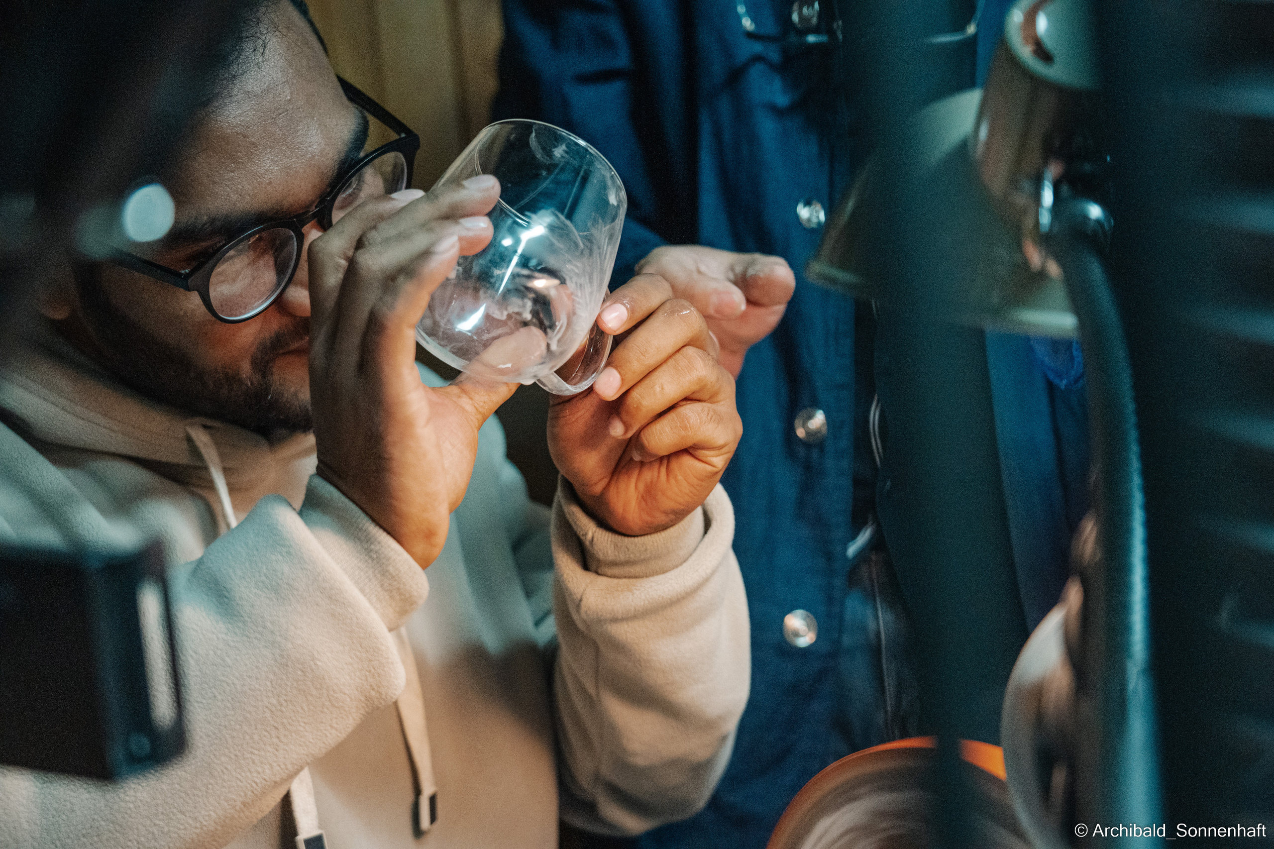 Master class on engraving on glass. Photographer in Guangzhou, China. Archibald Sonnenhaft