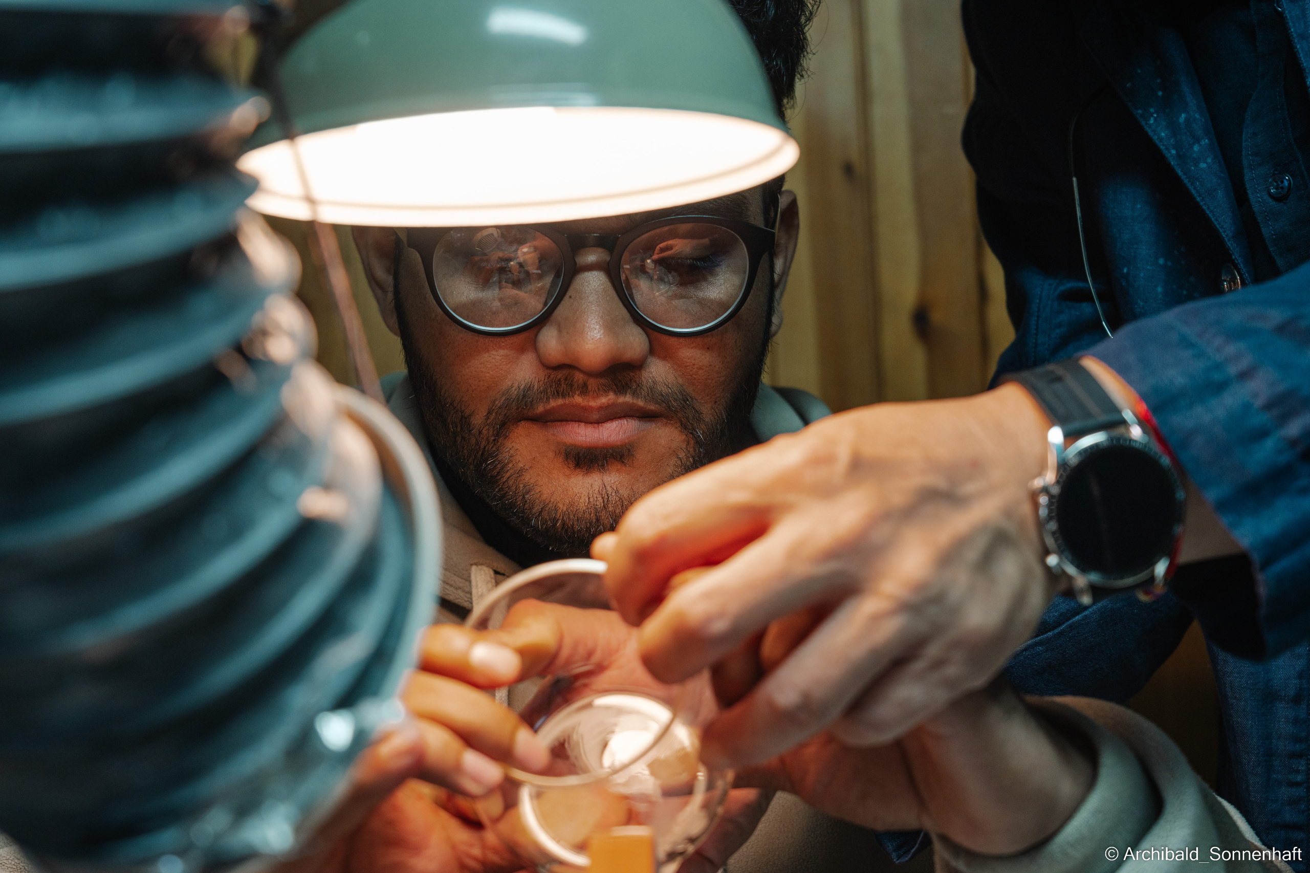 Master class on engraving on glass. Photographer in Guangzhou, China. Archibald Sonnenhaft