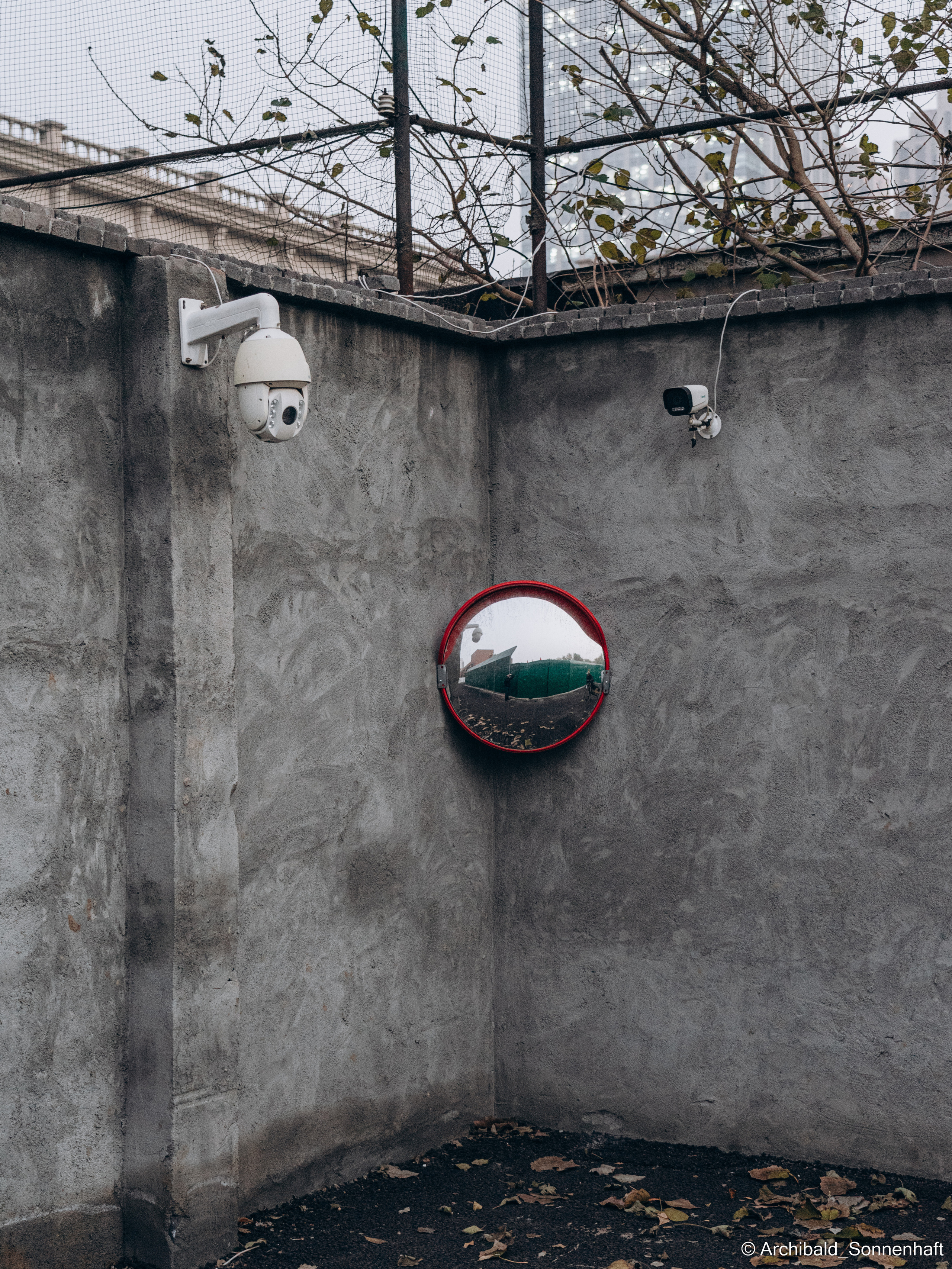 Watching cameras. Photographer in Guangzhou, China. Archibald Sonnenhaft