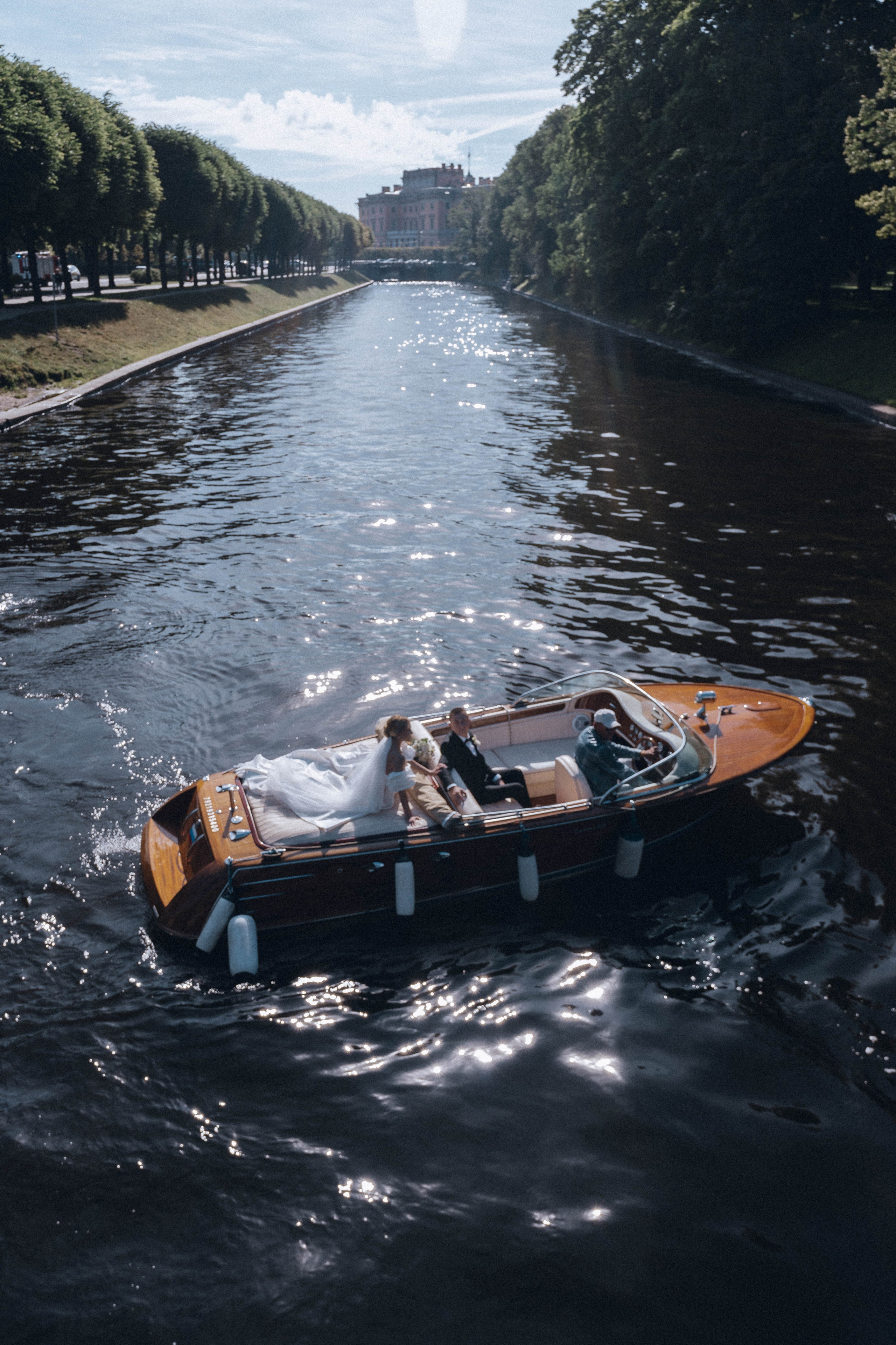 СВАДЕНБНАЯ СЬЕМКА НА КАТЕРЕ ПО КАНАЛАМ САНКТ-ПЕТЕРБУРГА И В АКВАТОРИИ НЕВЫ. Профессиональный фотограф, Санкт-Петербург — Виктория Богомолова