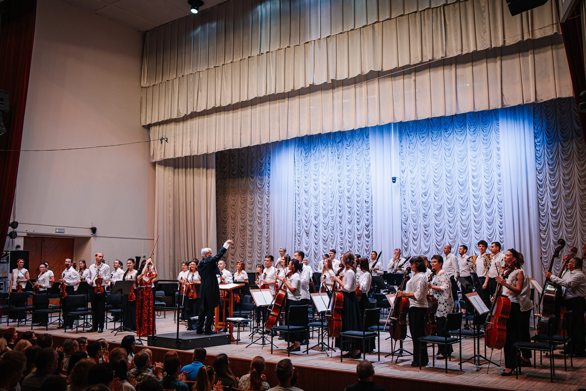 На сцене. Скрипачка Анна Савкина