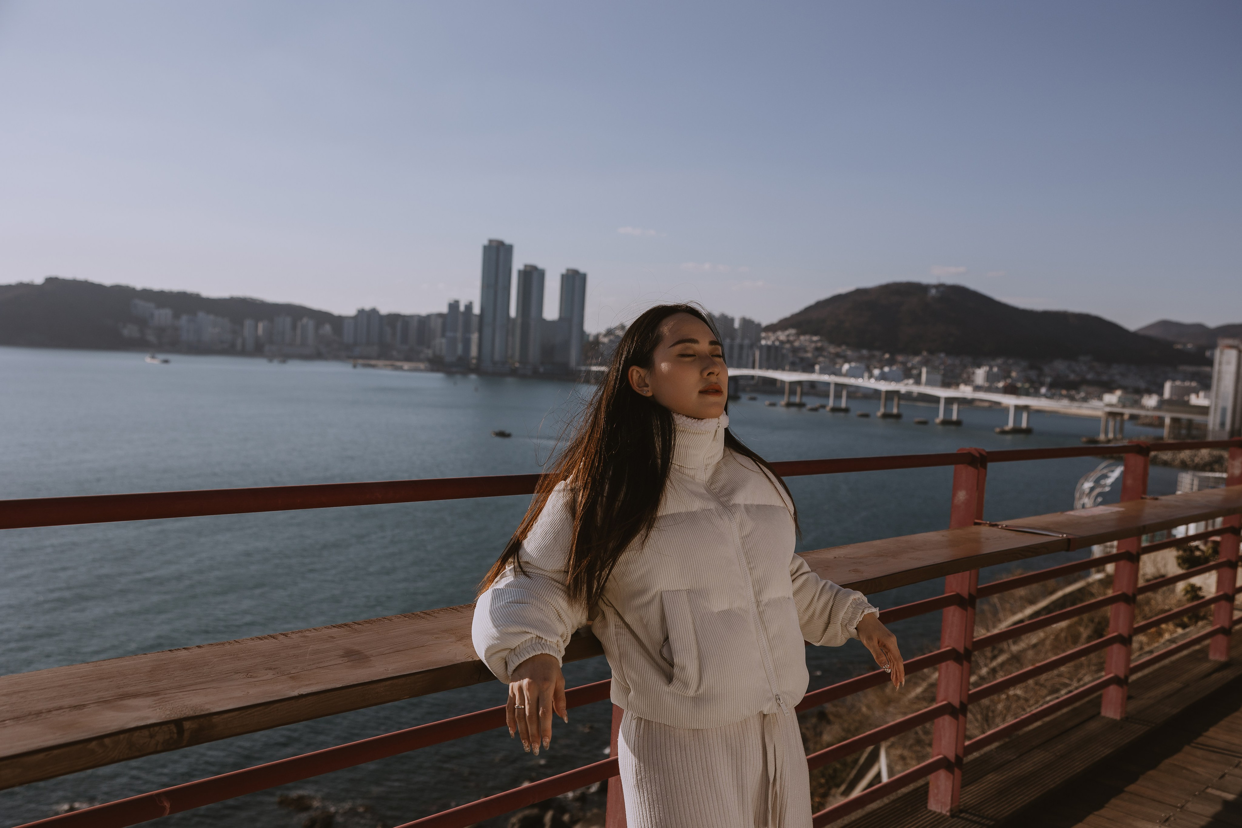 Семейная прогулка в Пусане. Зимняя фотопрогулка по Пусану. Фотопрогулка в Пусане. Семейная прогулочная фотоссесия. Фотосессии в Пусане. Фотоссесии в Корее. Фотограф Пусан. Какую одежду выбрать для фотосессии зимой. 