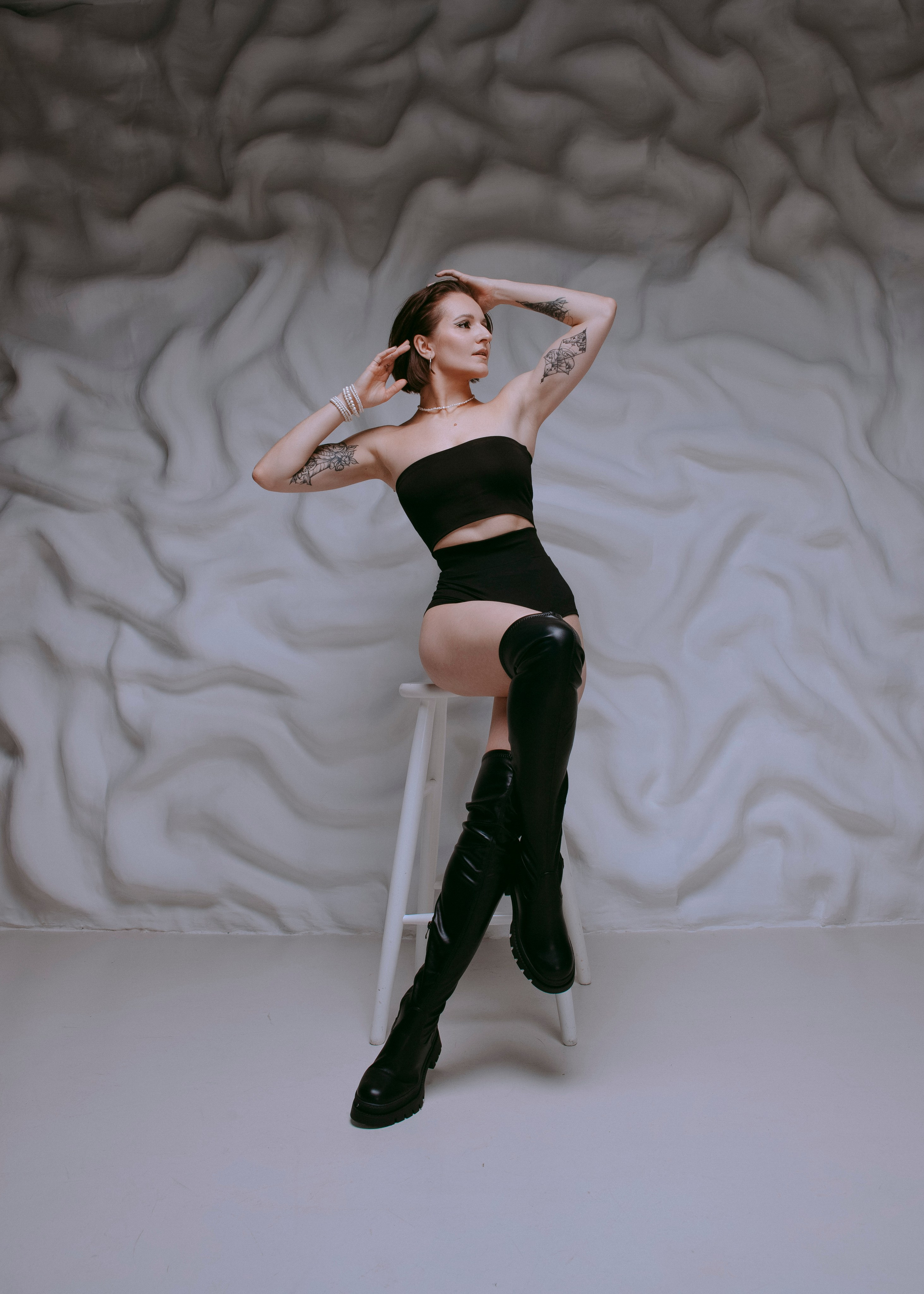 девушка в ботфортах на белом фоне