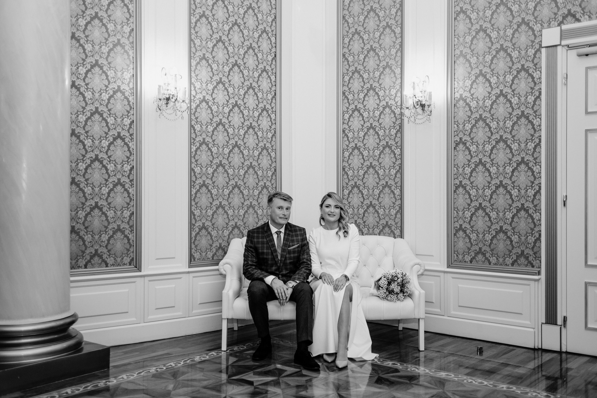 Дмитрий и Мария в классических интерьерах ЗАГСа перед началом свадебной церемонии