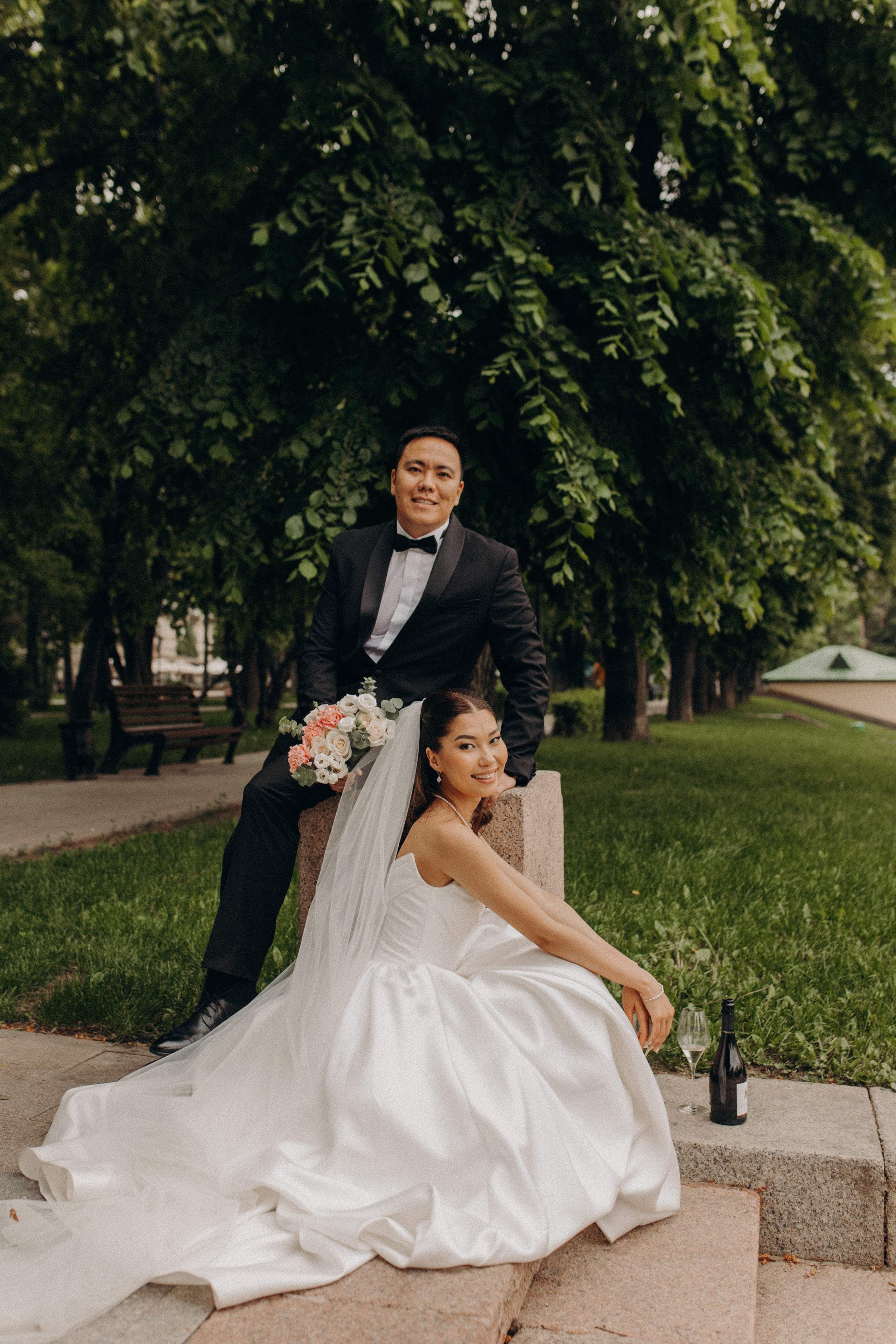 Прогулка и два бокала игристого…. Свадебный и семейный фотограф в Алматы Laura Dosmann