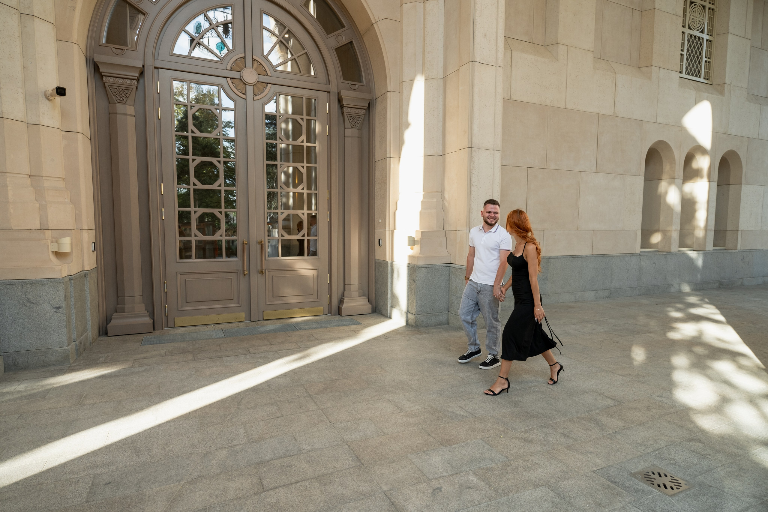 Влюблённая пара гуляет по новому Херсонесу. Фотограф и видеограф Желдак Илья