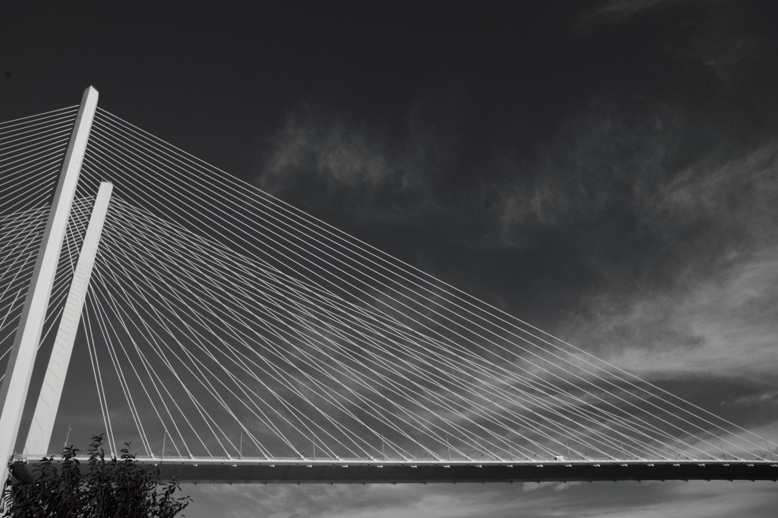 Опоры Золотого моста на фоне ясного неба