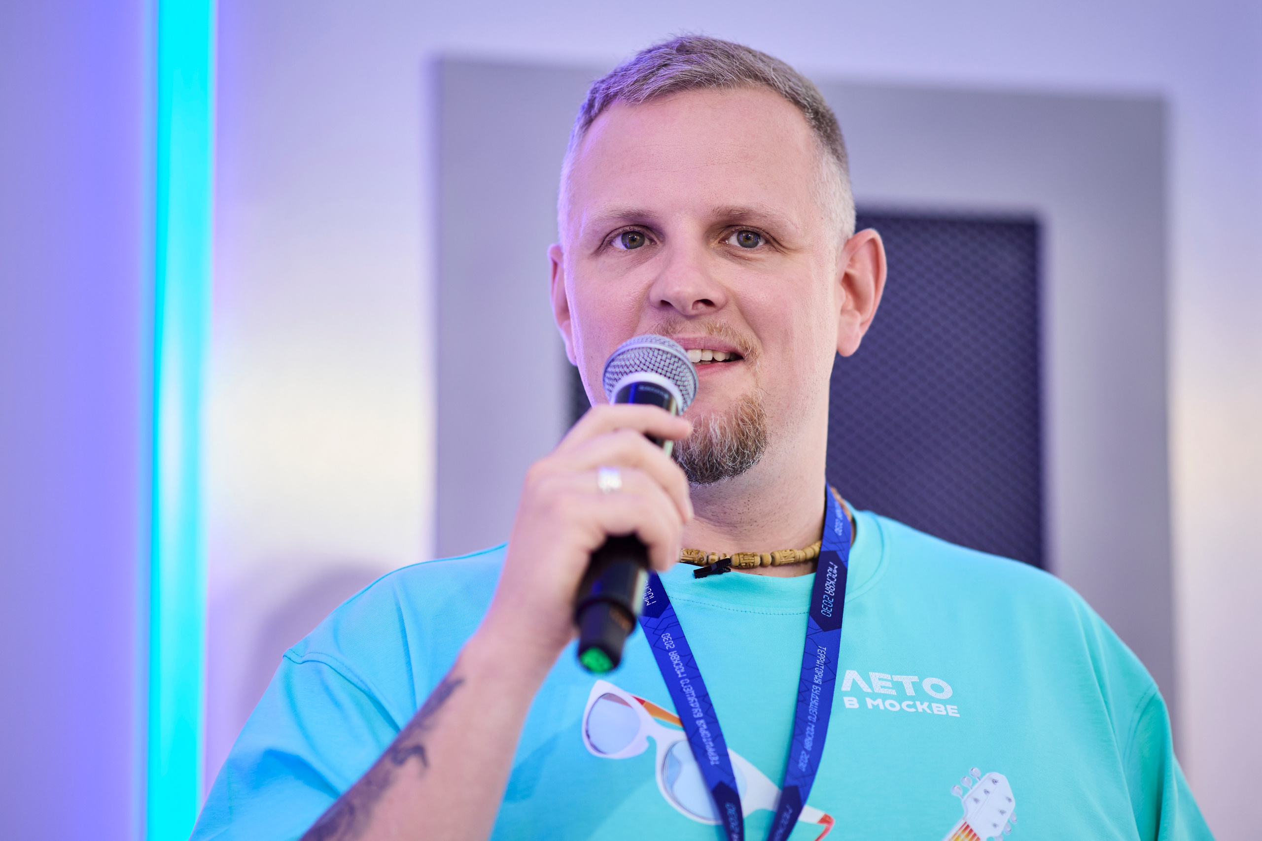 Портрет руководителя компании на конференции в Москве.