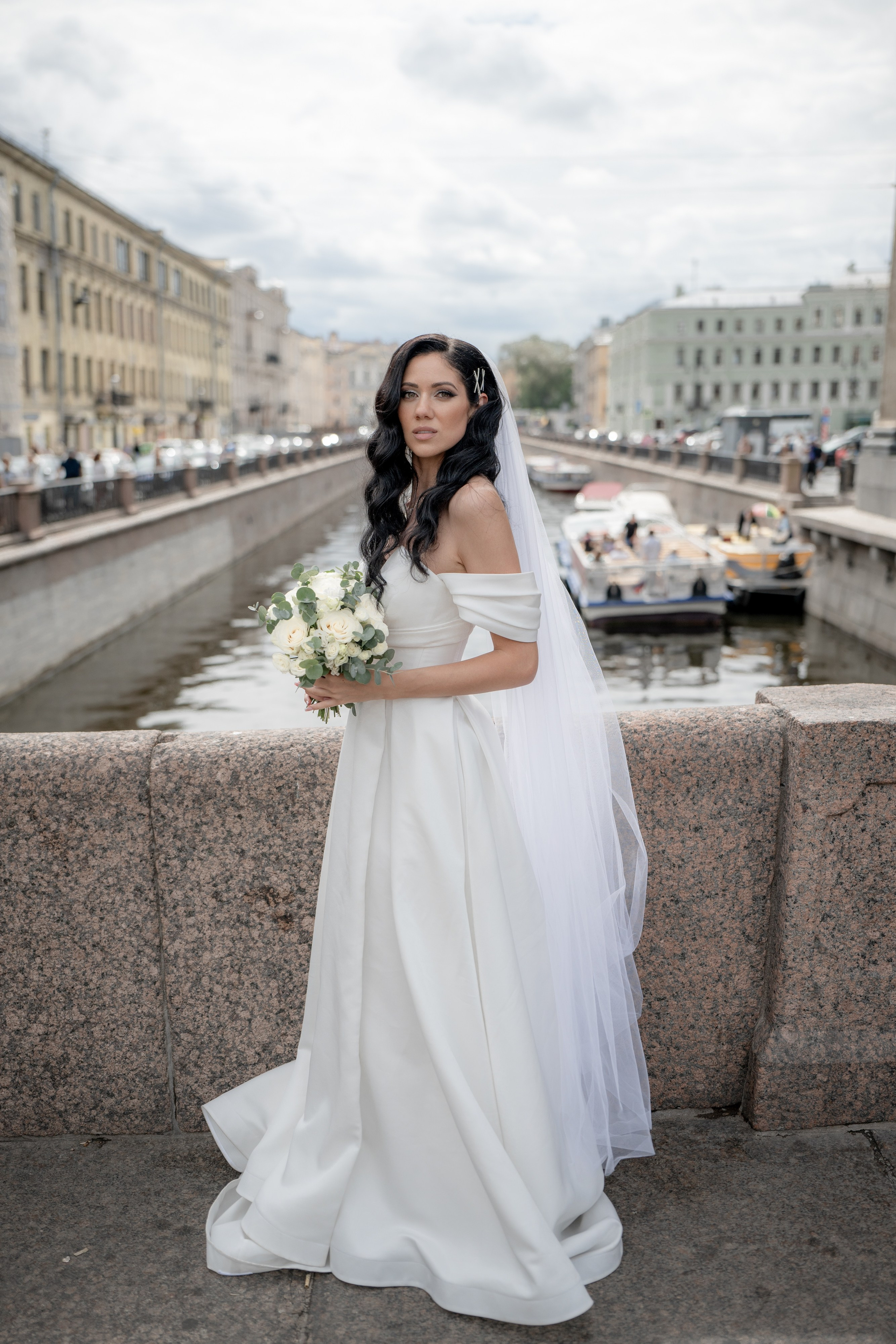 Красивые места для свадебной фотосессии летом в Санкт-Петербурге. Свадебный фотограф Александр Невский в Санкт-Петербурге