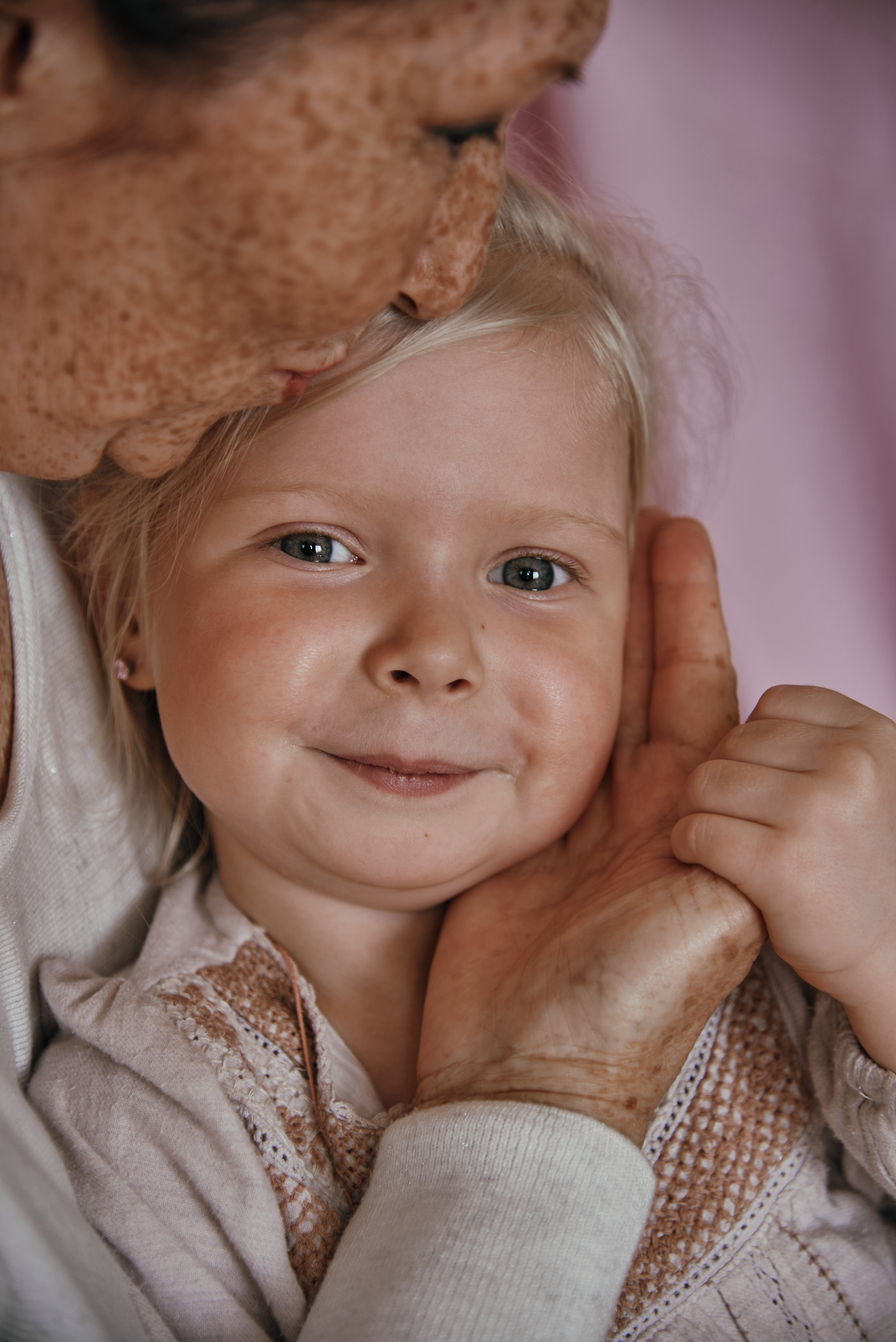 Тёплая домашняя фотосессия с мамой и детьми. Фотограф Алматы Ольга Photodooshy