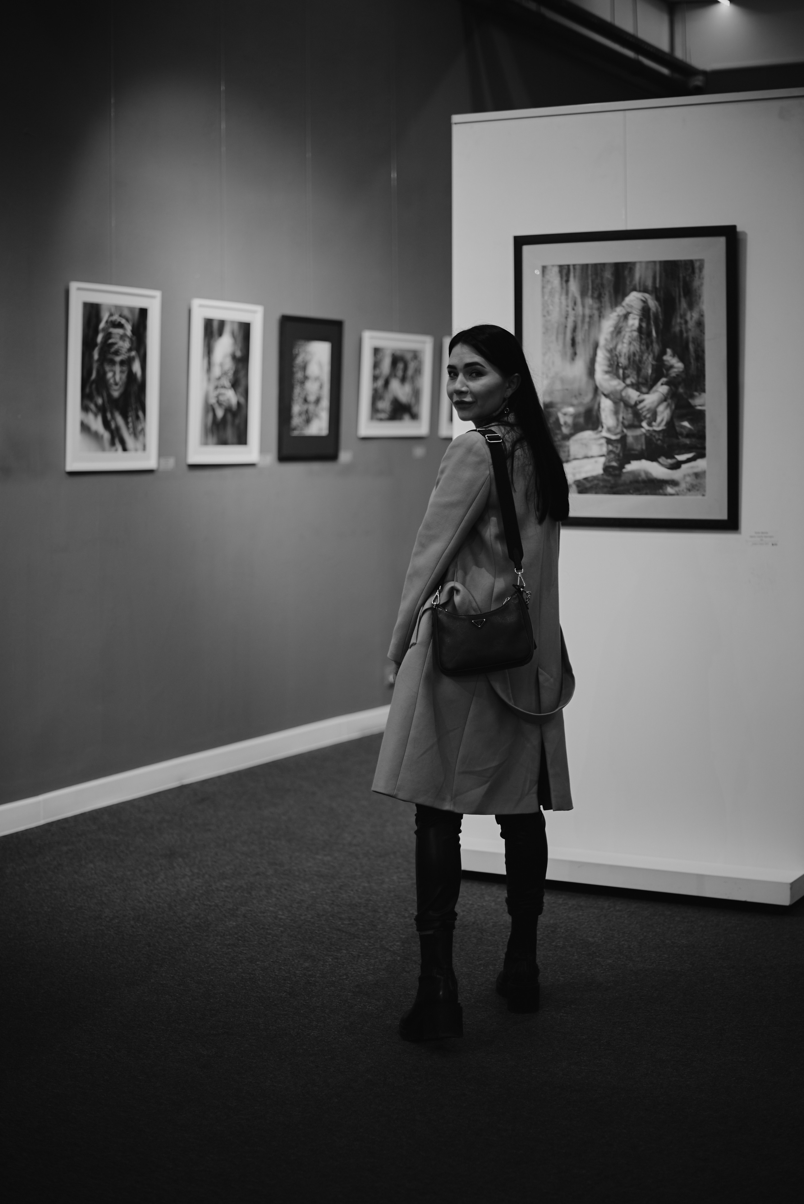 Индивидуальная фотосессия в музее на выставке. Фотограф Алматы Ольга Photodooshy