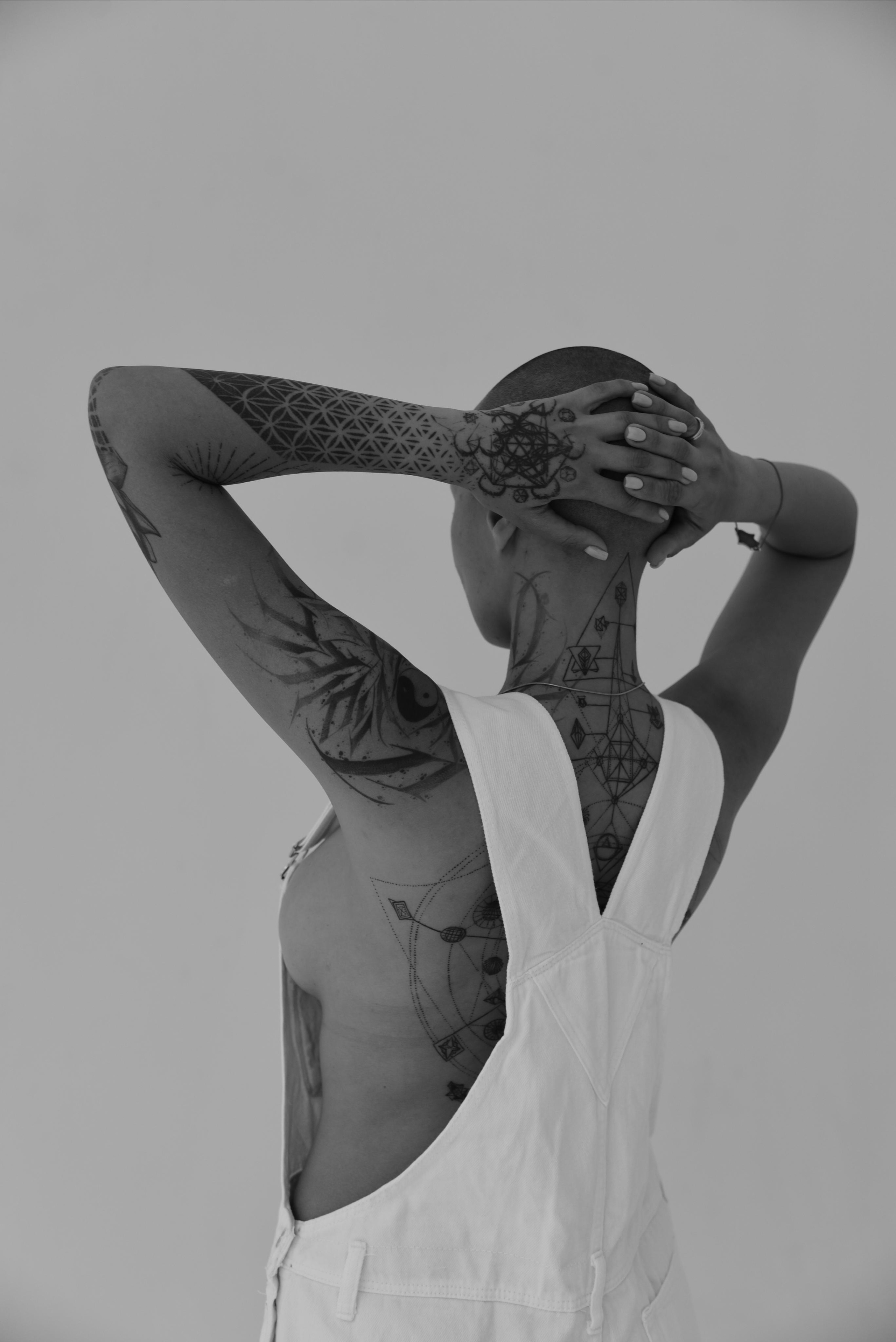 лысая девушка портрет со спины