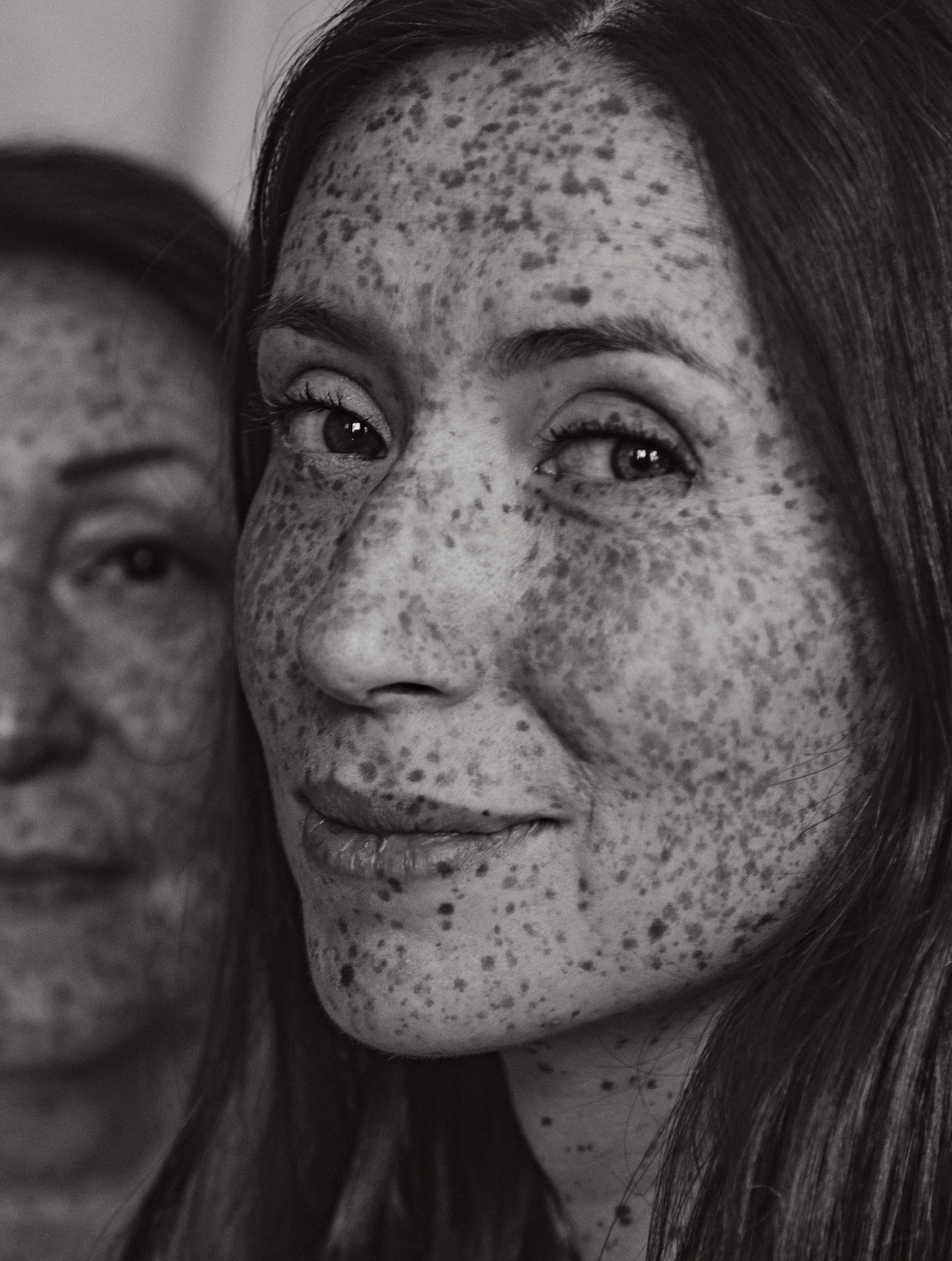 Крупные портреты дочь и мама девушка с веснушками на переднем плане мама на заднем