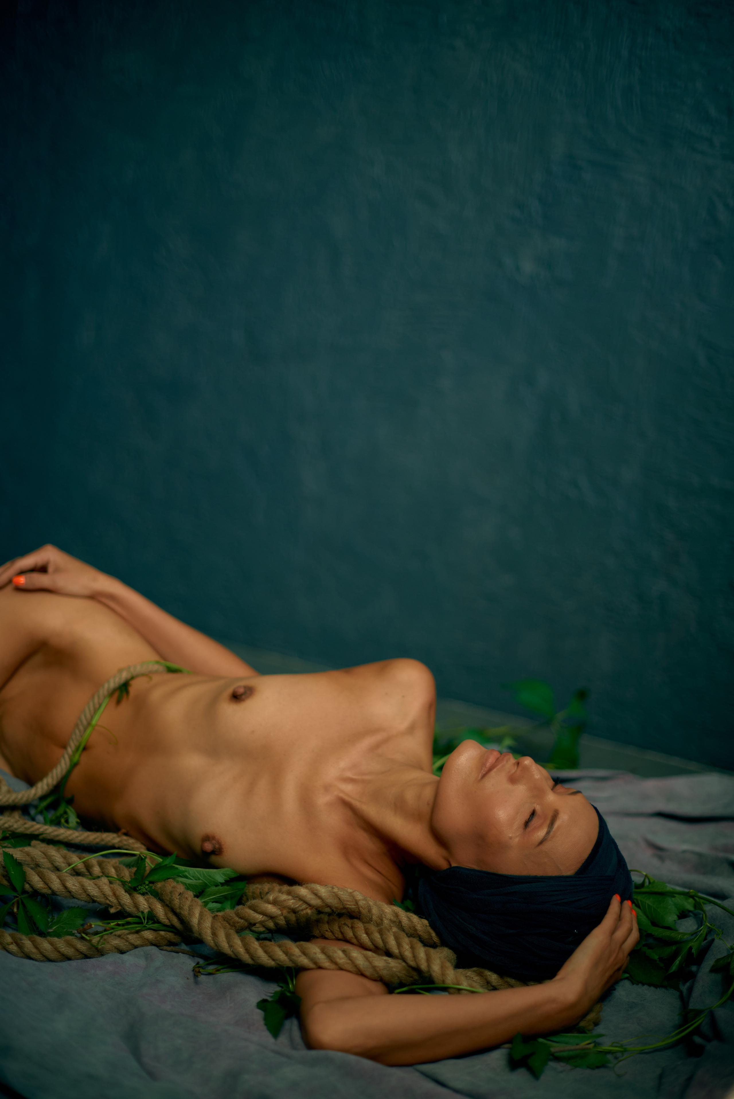 Ню портрет девушка в тбрмане лежит обвитая веревками и виноградной лозой