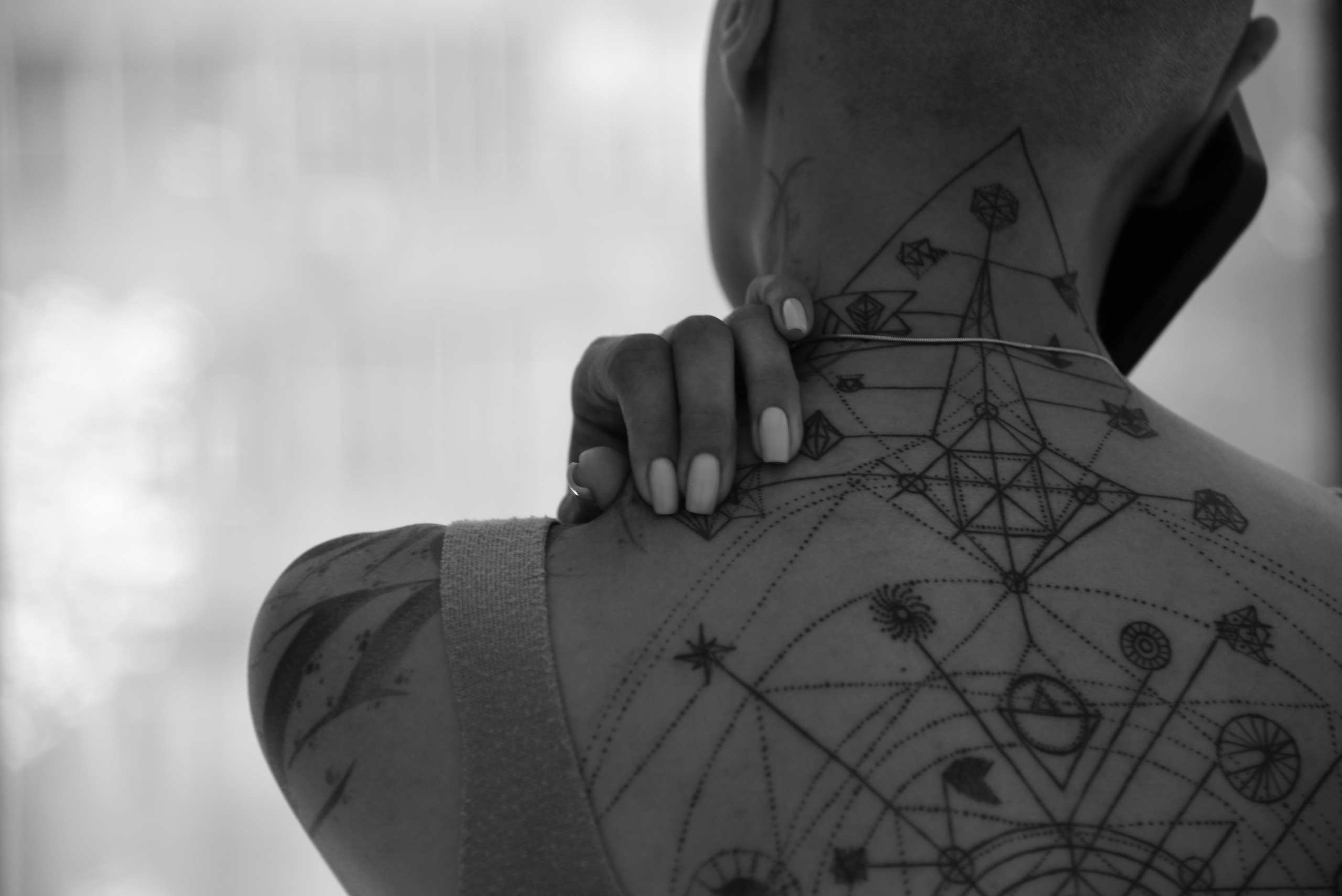 лысая девушка говорит по телефону