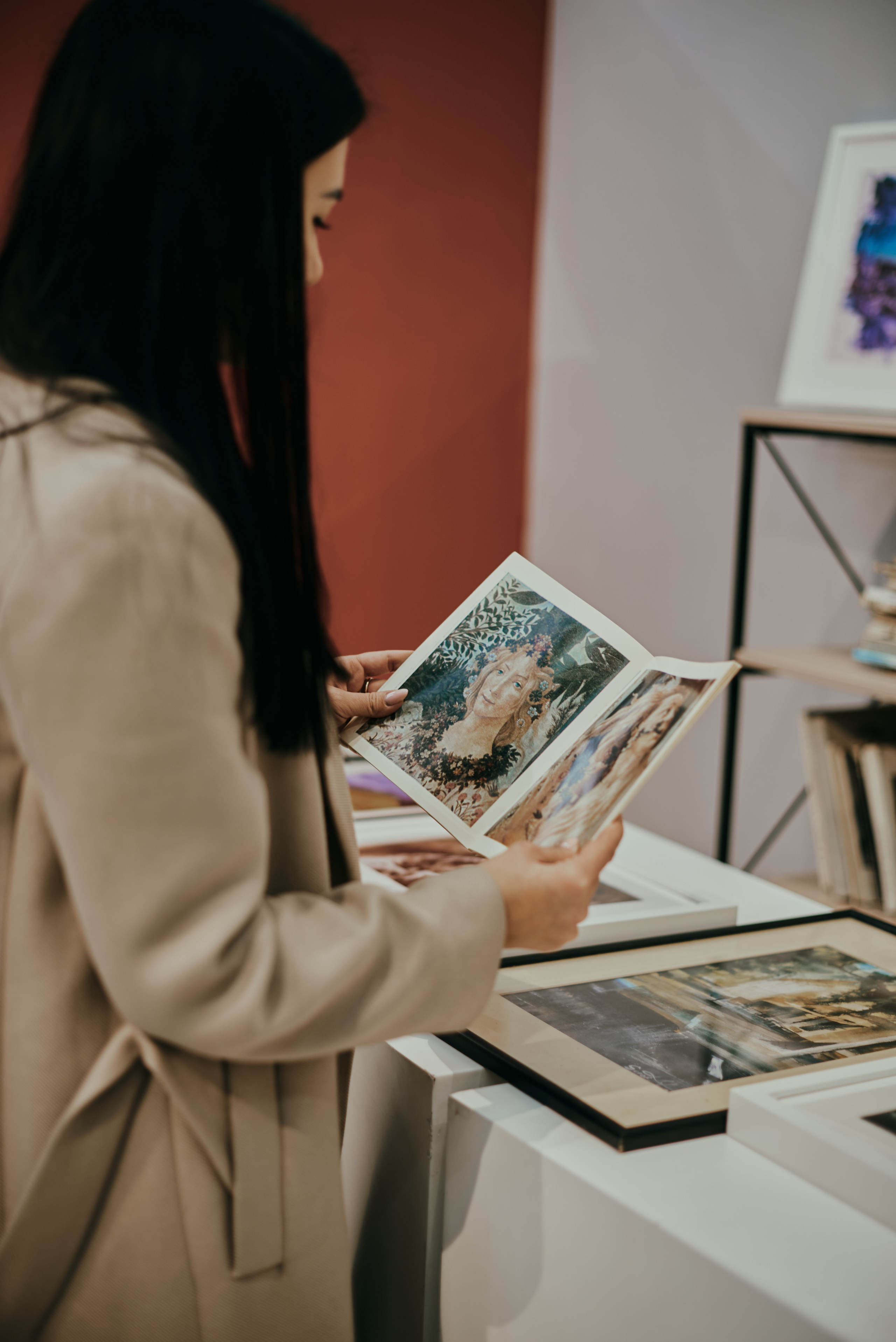 Индивидуальная фотосессия в музее на выставке. Фотограф Алматы Ольга Photodooshy