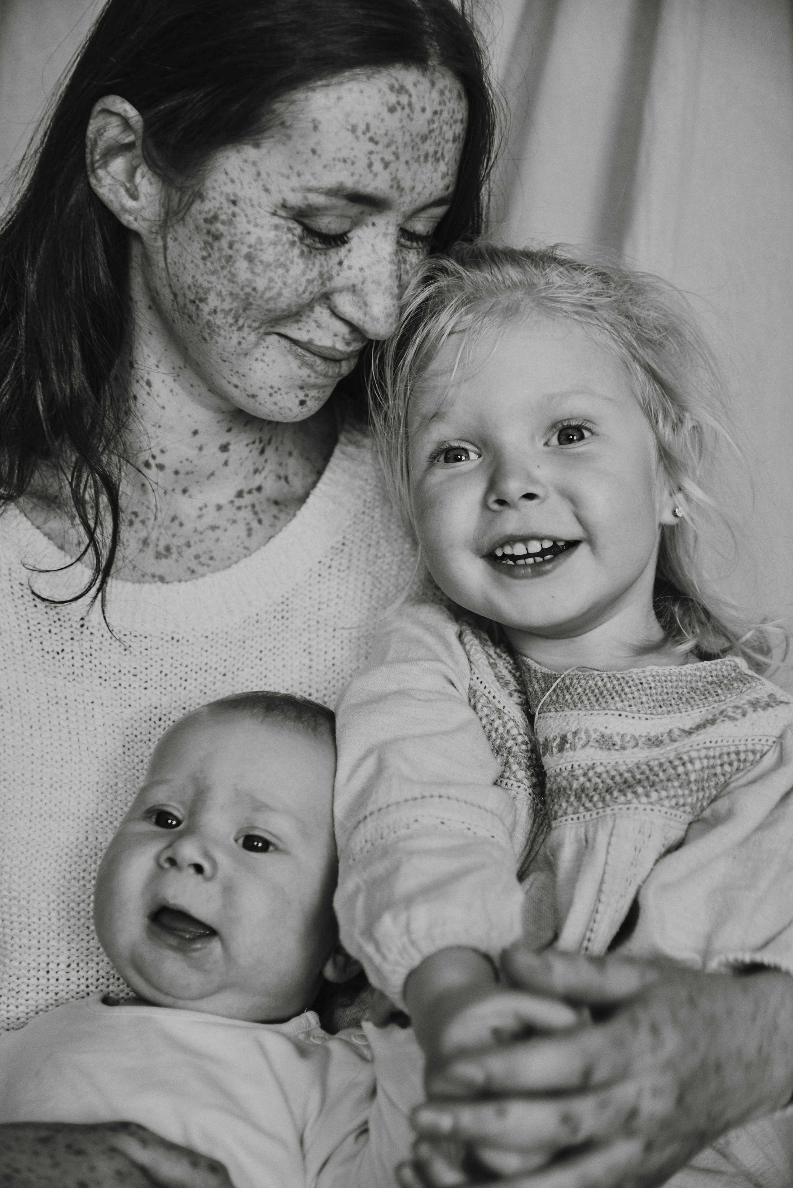 Тёплая домашняя фотосессия с мамой и детьми. Фотограф Алматы Ольга Photodooshy