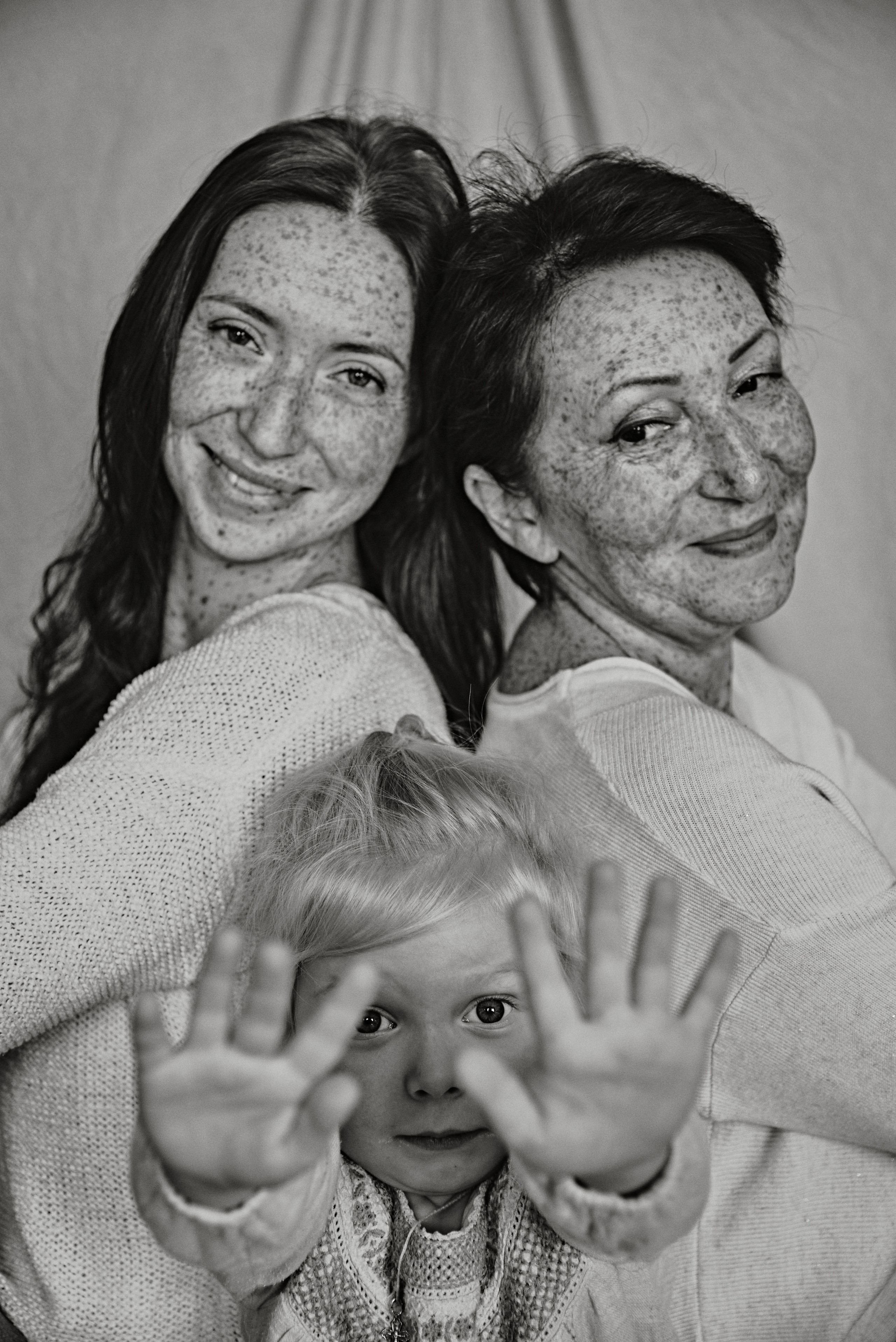 Тёплая домашняя фотосессия с мамой и детьми. Фотограф Алматы Ольга Photodooshy