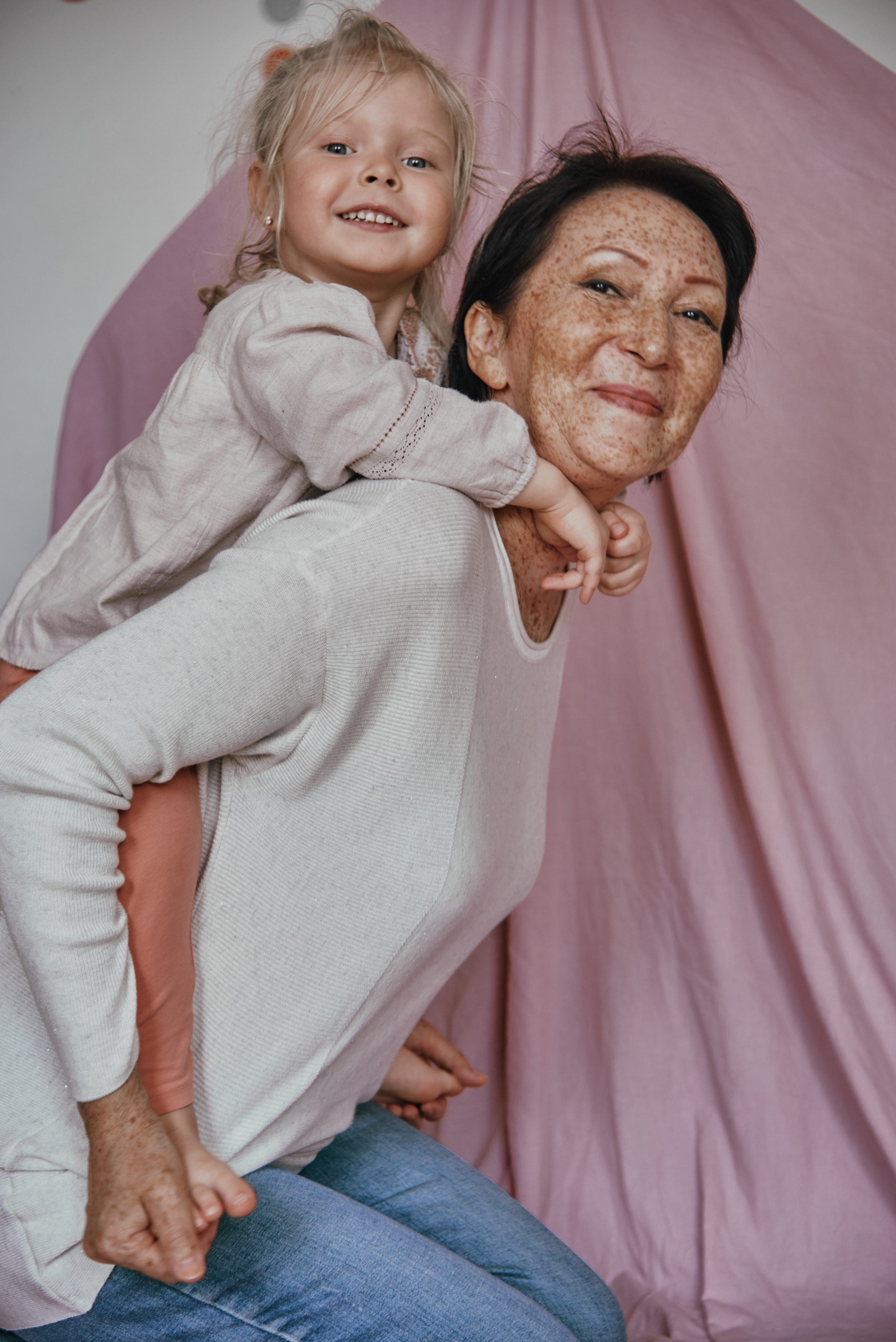 Тёплая домашняя фотосессия с мамой и детьми. Фотограф Алматы Ольга Photodooshy