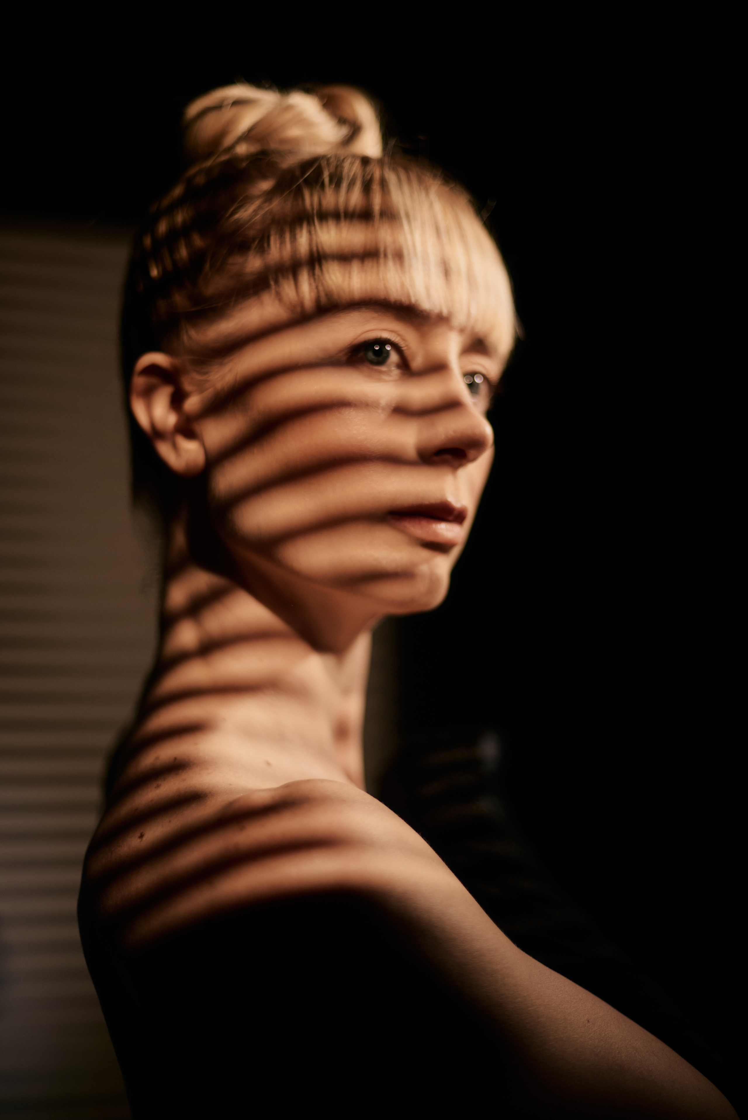 Портрет девушки блондинки тень от жалюзи