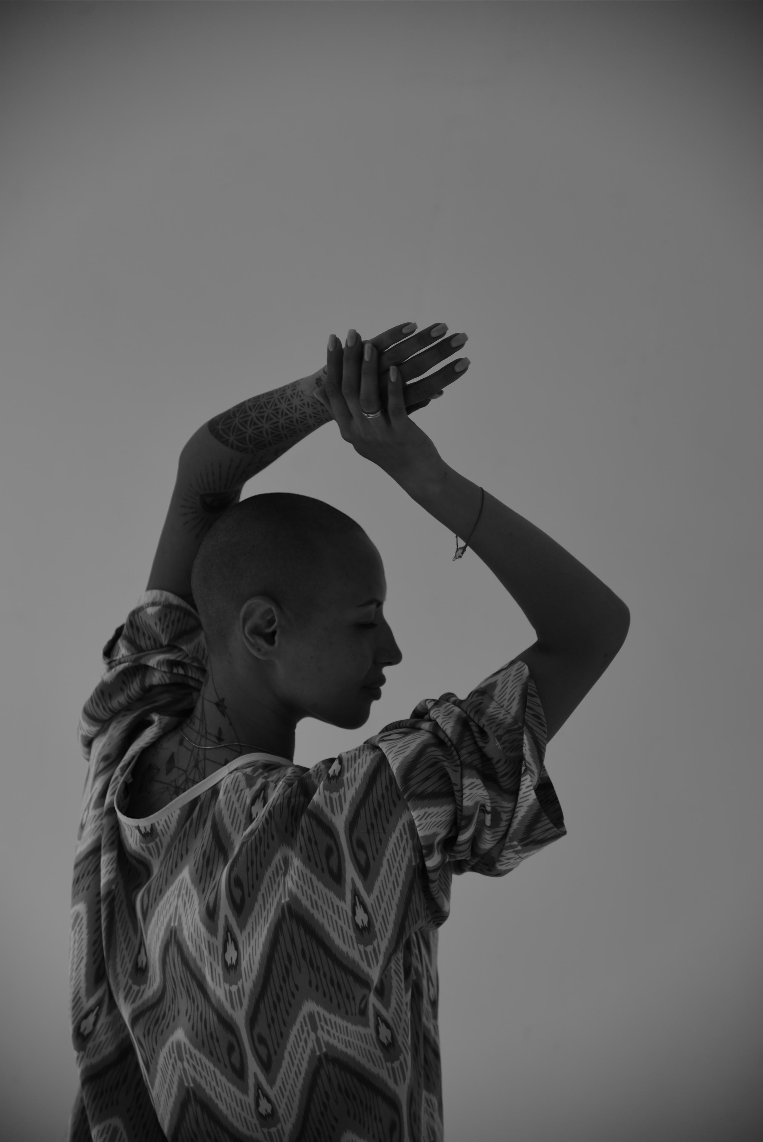 лысая девушка танцует