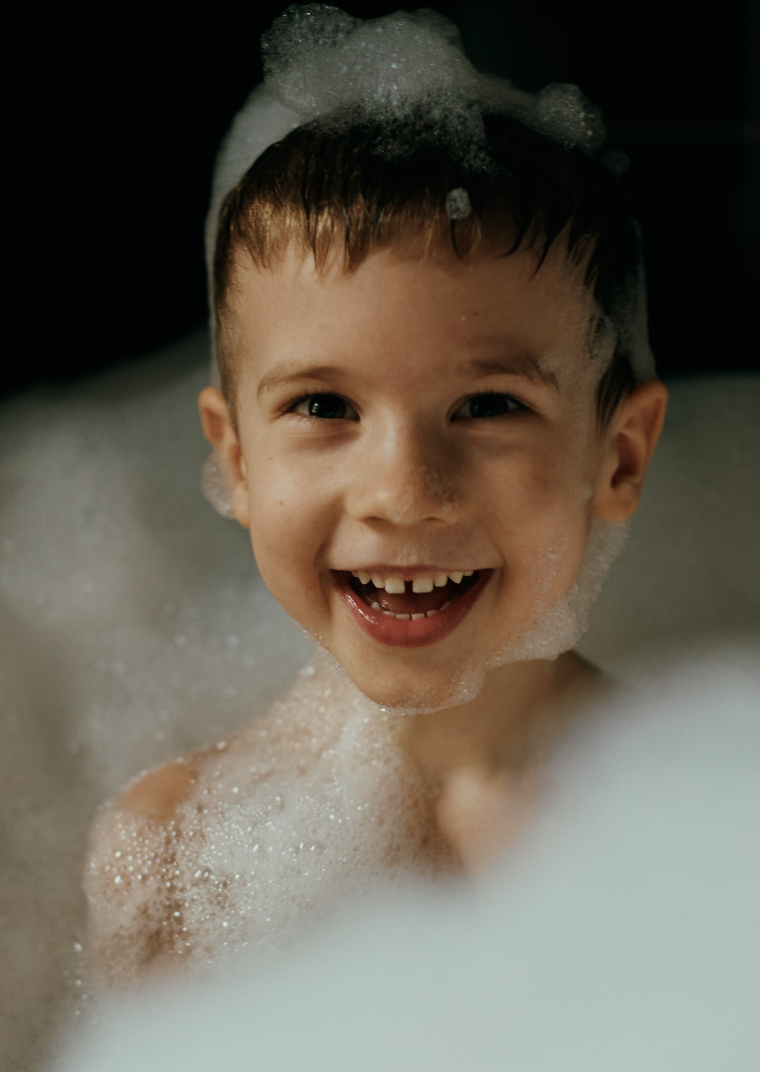 портрет ребёнка в ванне с пеной